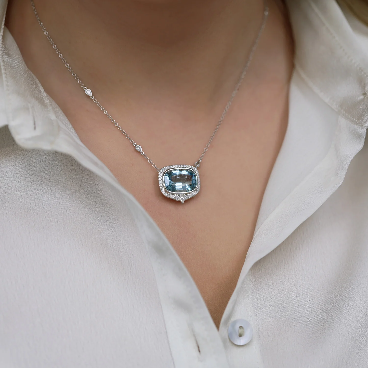 18ct White Gold Aquamarine And Diamond Oval Cut Halo Pendant - Image 3