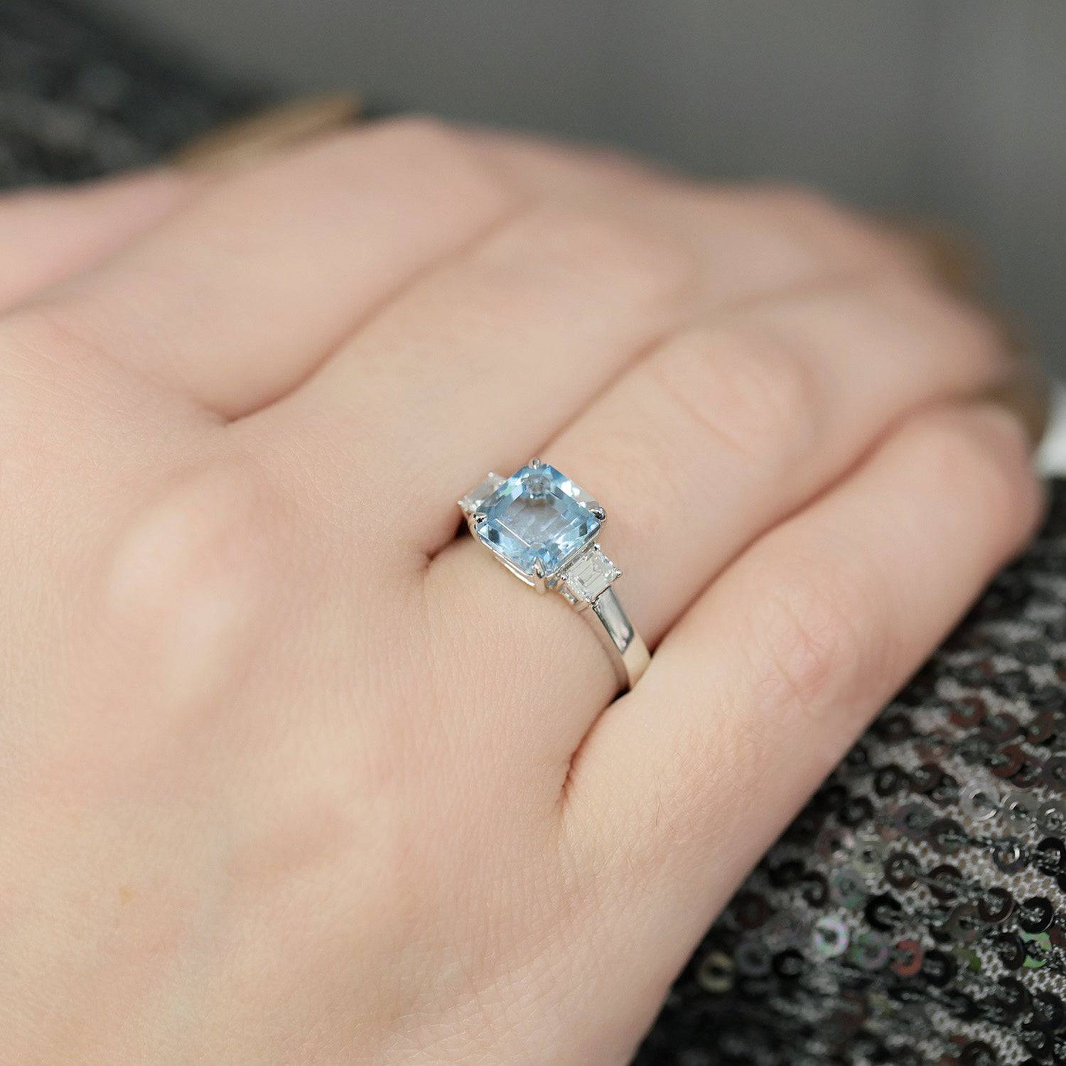 18ct White Gold Aquamarine & Diamond Three Stone Ring - Image 3