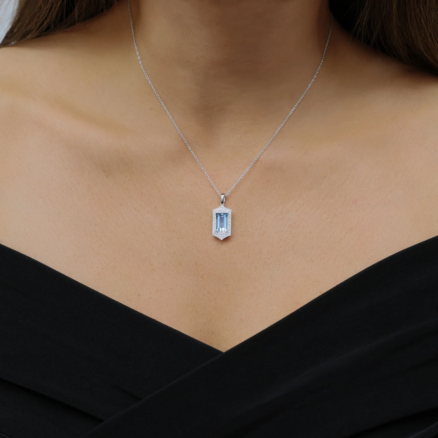 18ct White Gold Aquamarine & Diamond Vintage Style Pendant - Image 2