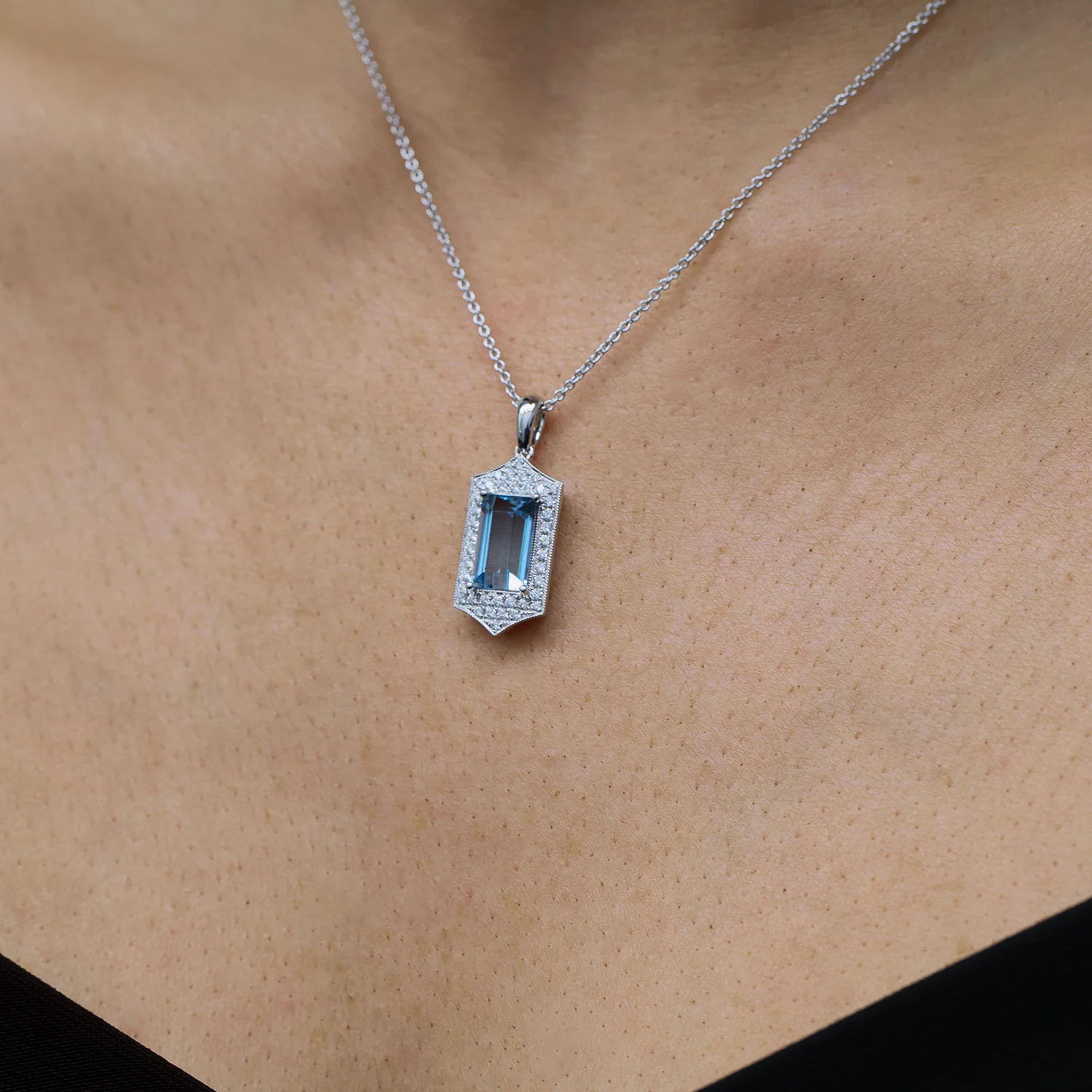 18ct White Gold Aquamarine & Diamond Vintage Style Pendant - Image 3