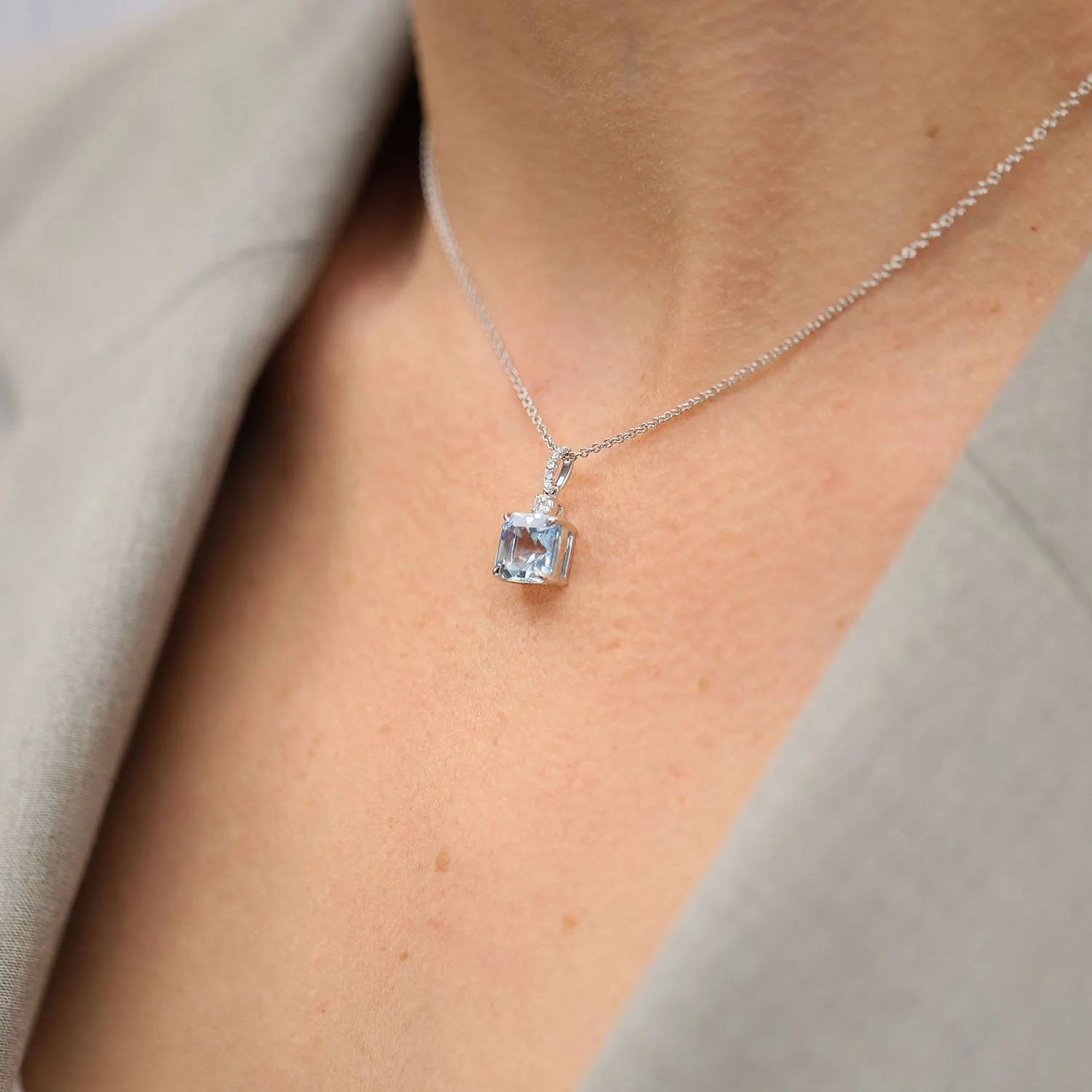 18ct White Gold Square Cut Aquamarine And Diamond Pendant - Image 3