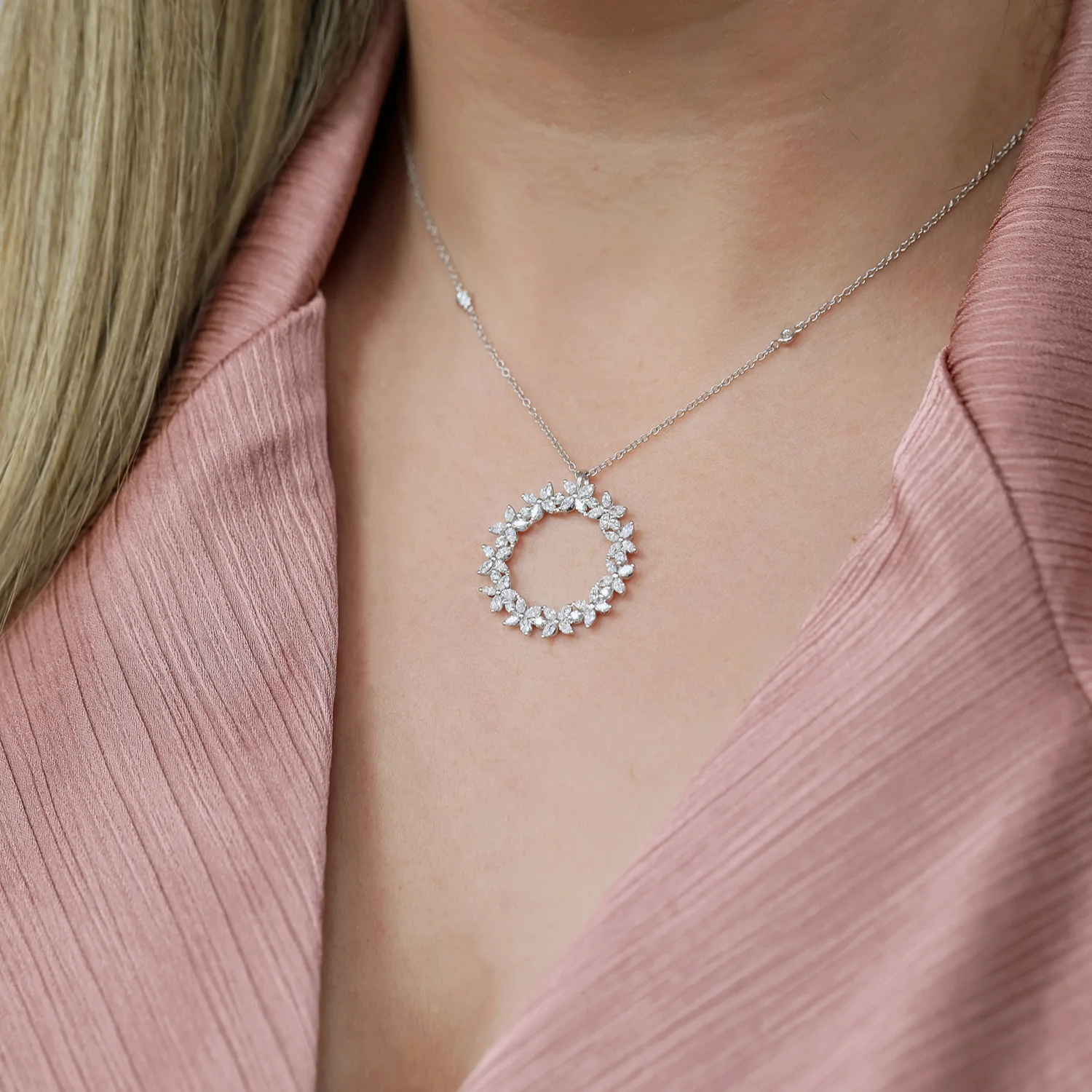 18ct White Gold Diamond Flower Circle Pendant - Image 2