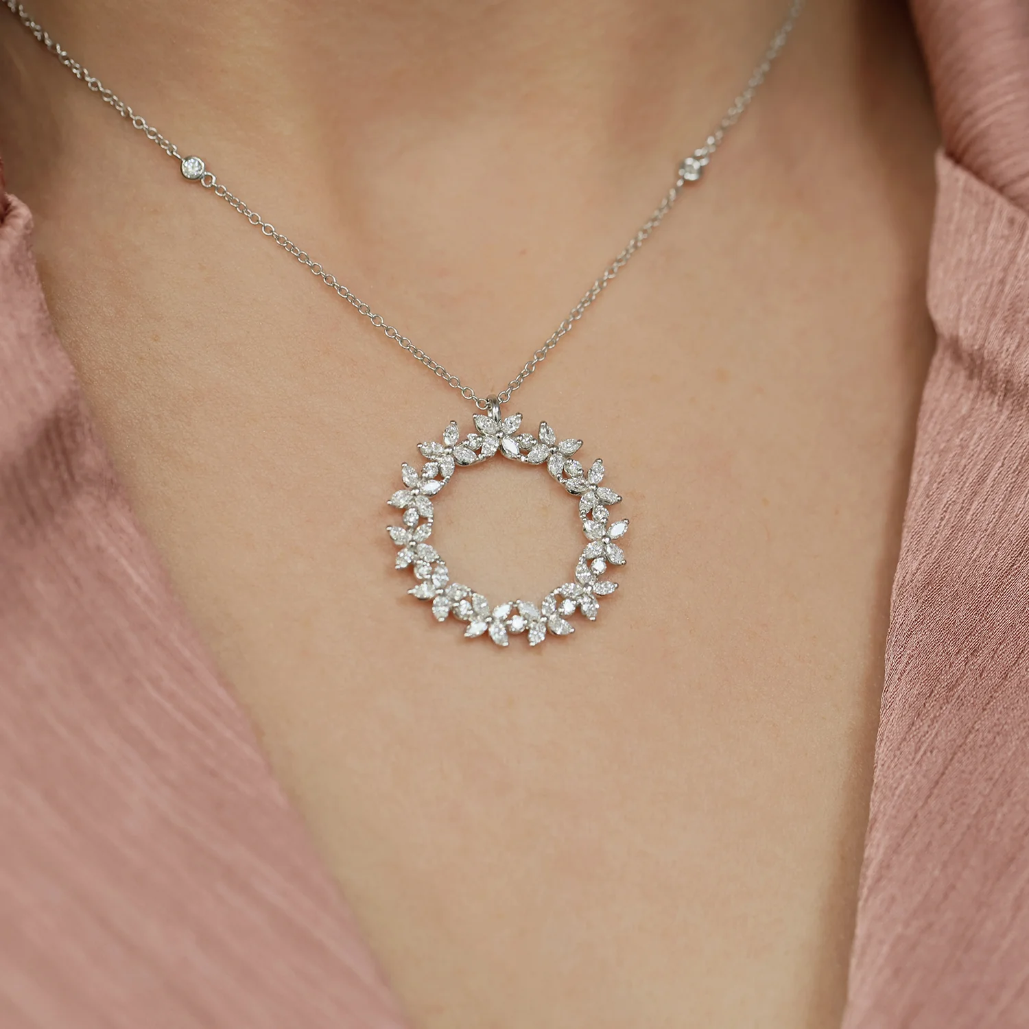 18ct White Gold Diamond Flower Circle Pendant - Image 3