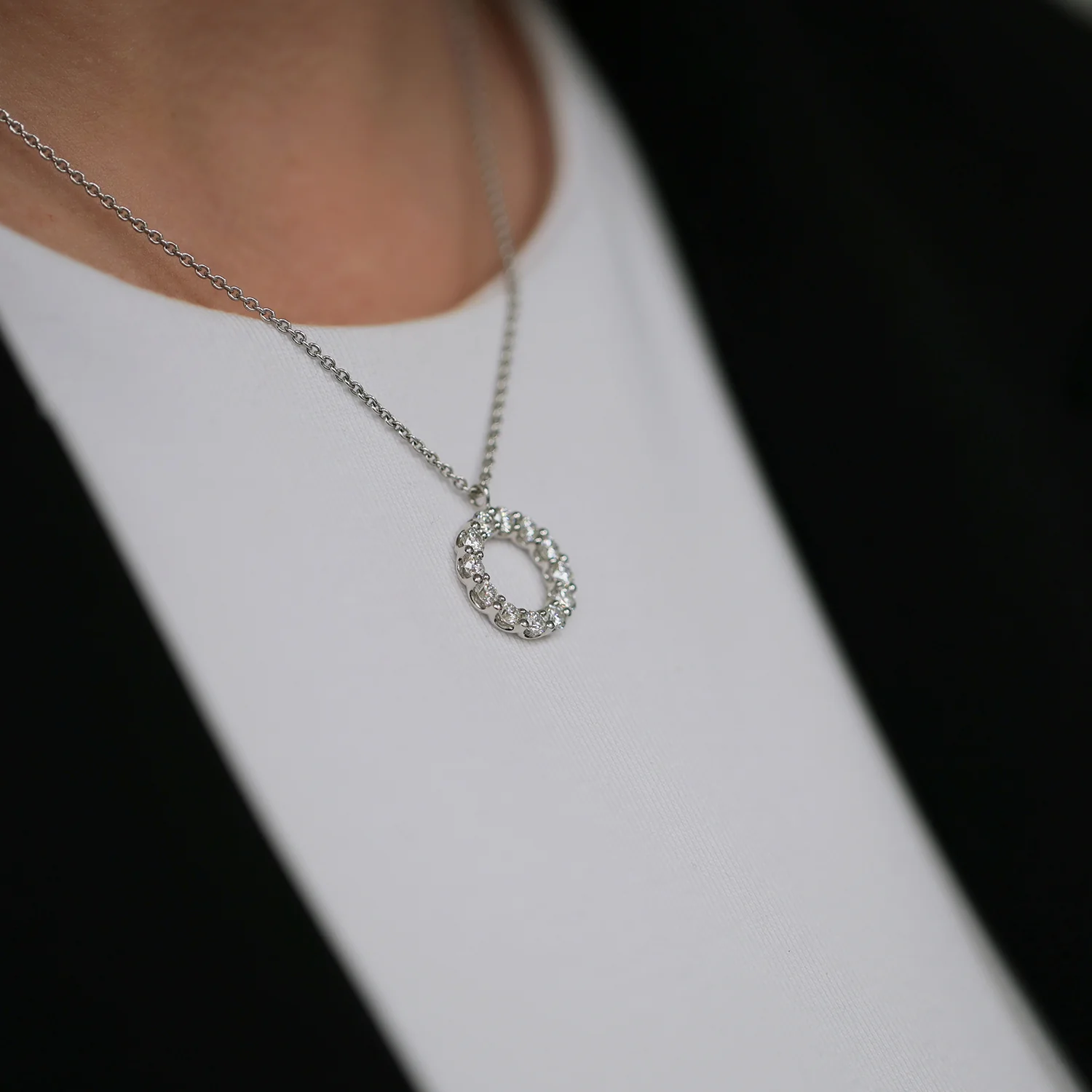 18ct White Gold Diamond Open Circle Pendant - Image 3