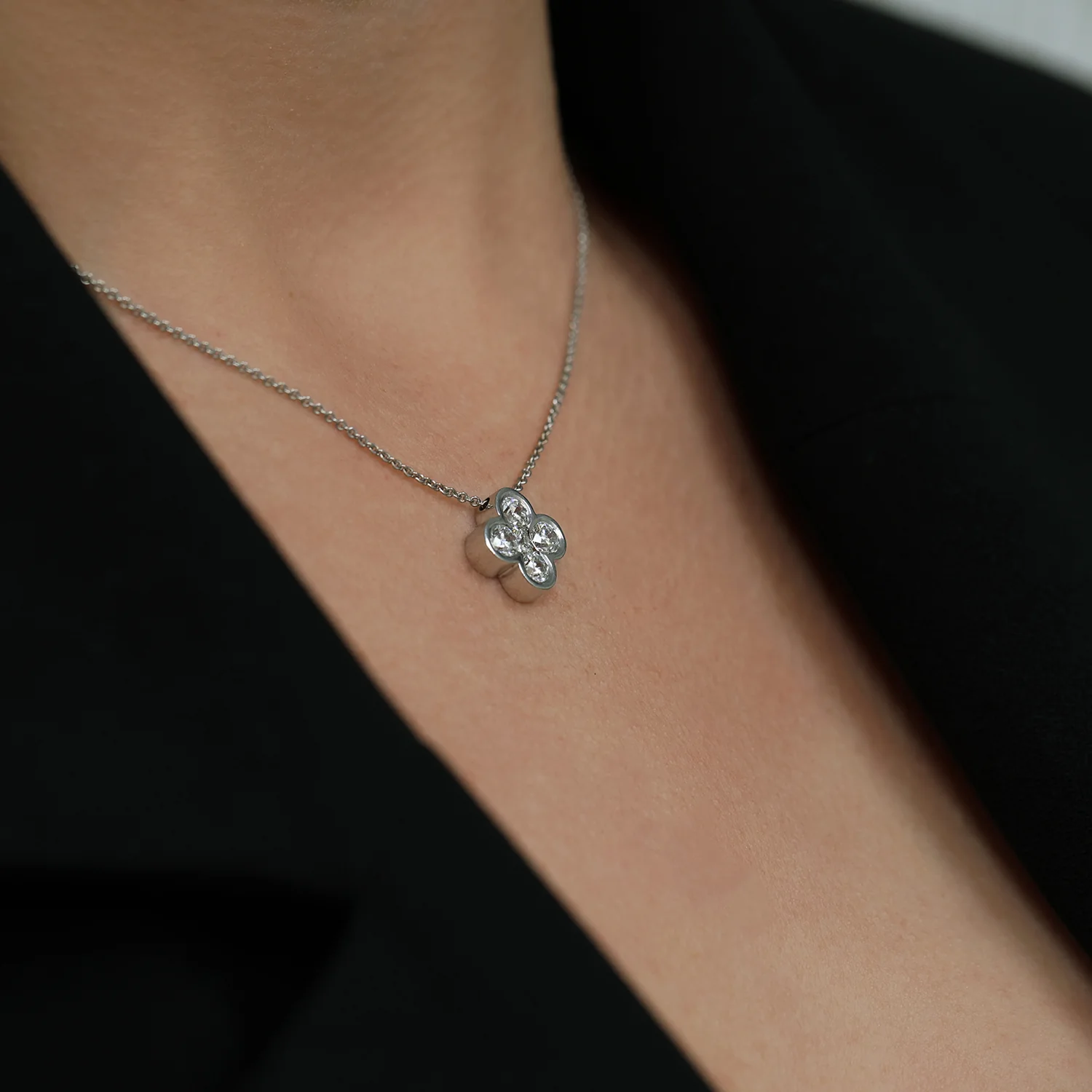 18ct White Gold Round Brilliant Cut Fancy Diamond Pendant - Image 2