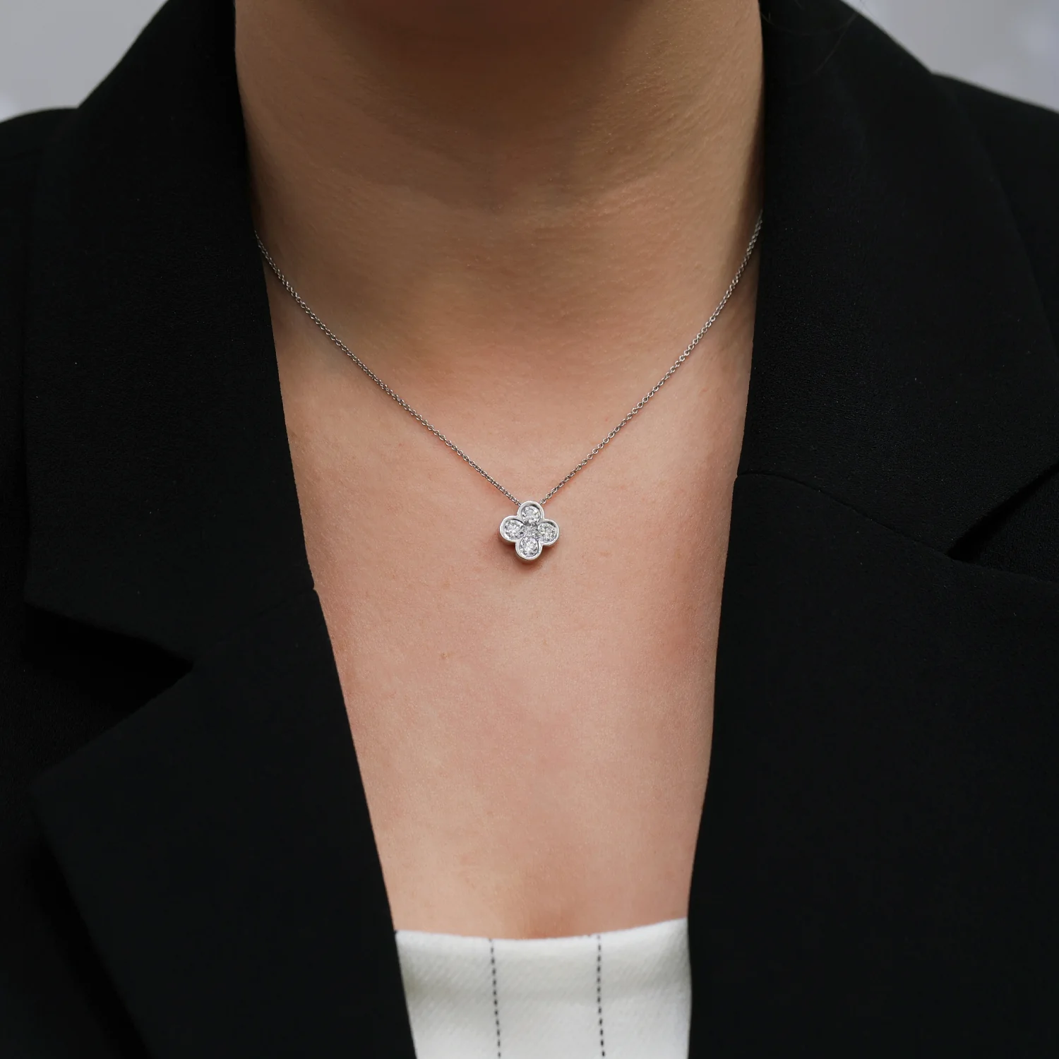 18ct White Gold Round Brilliant Cut Fancy Diamond Pendant - Image 3