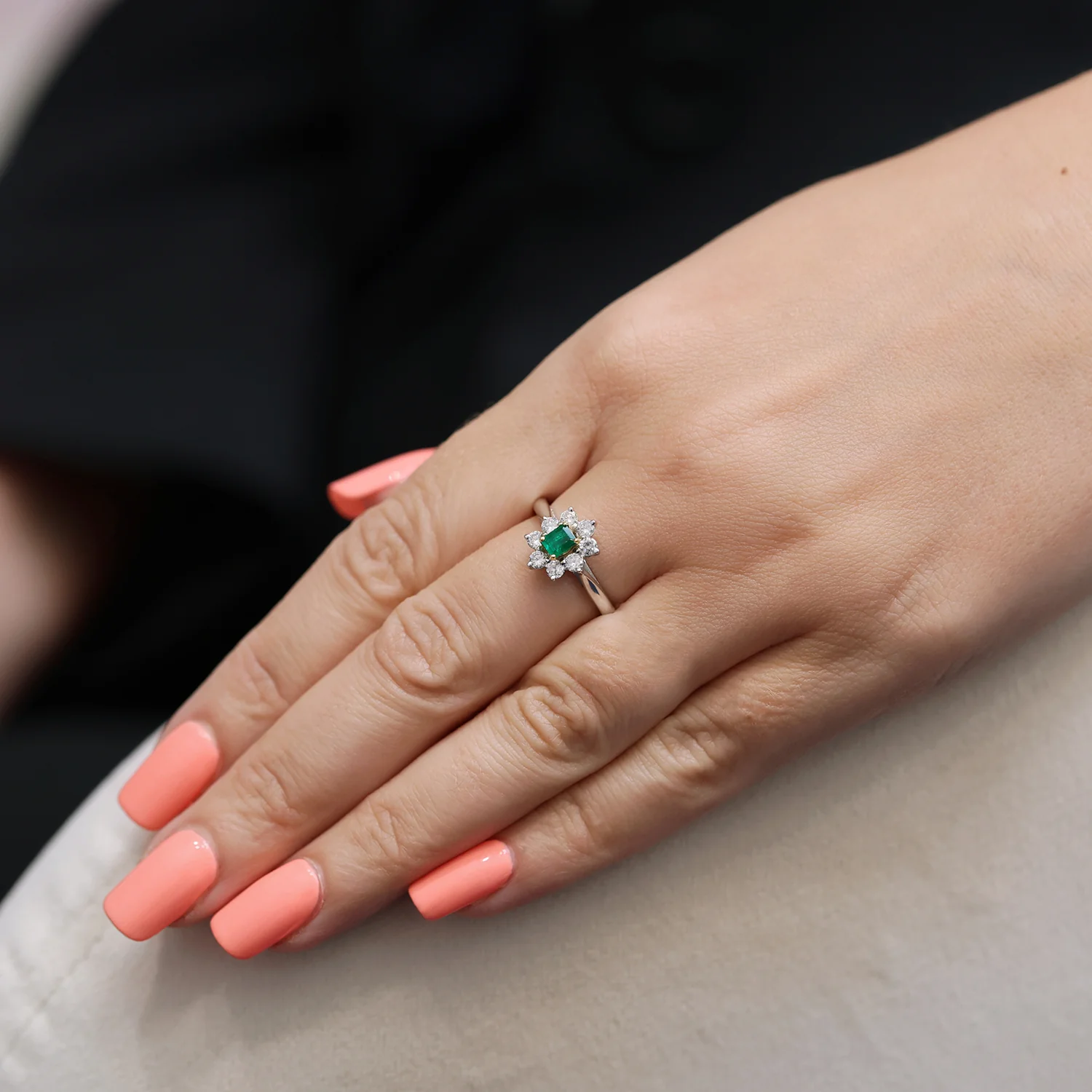 18ct White Gold Emerald And Diamond Cluster Ring - Image 2