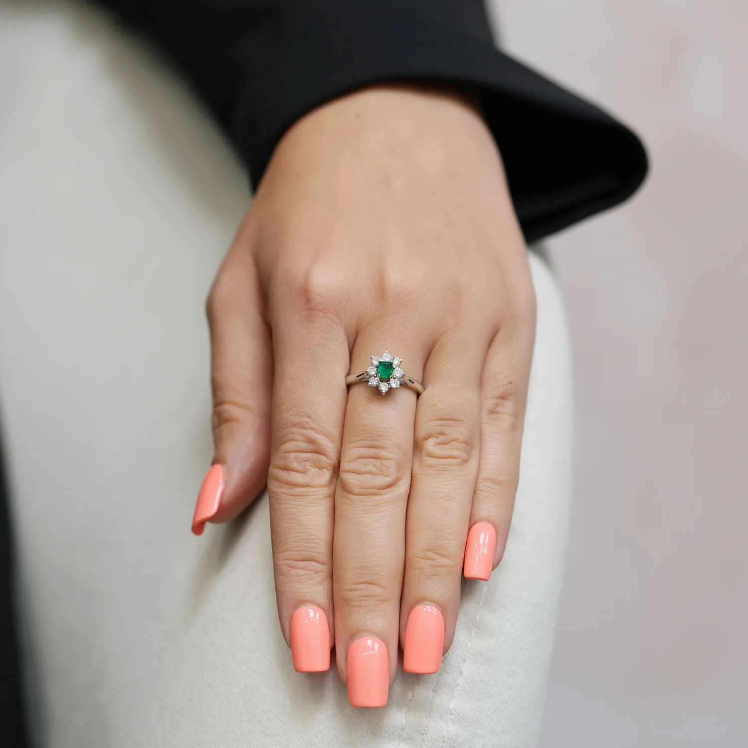 18ct White Gold Emerald And Diamond Cluster Ring - Image 3