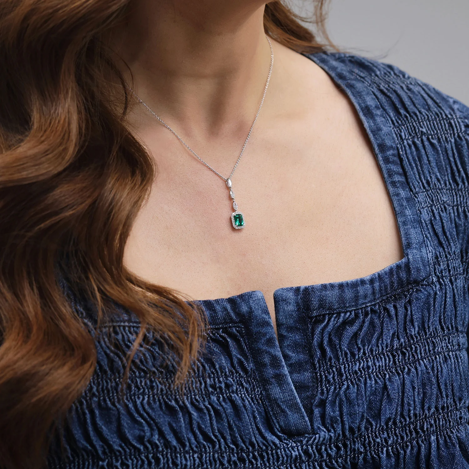 18ct White Gold Emerald And Diamond Halo Pendant - Image 3