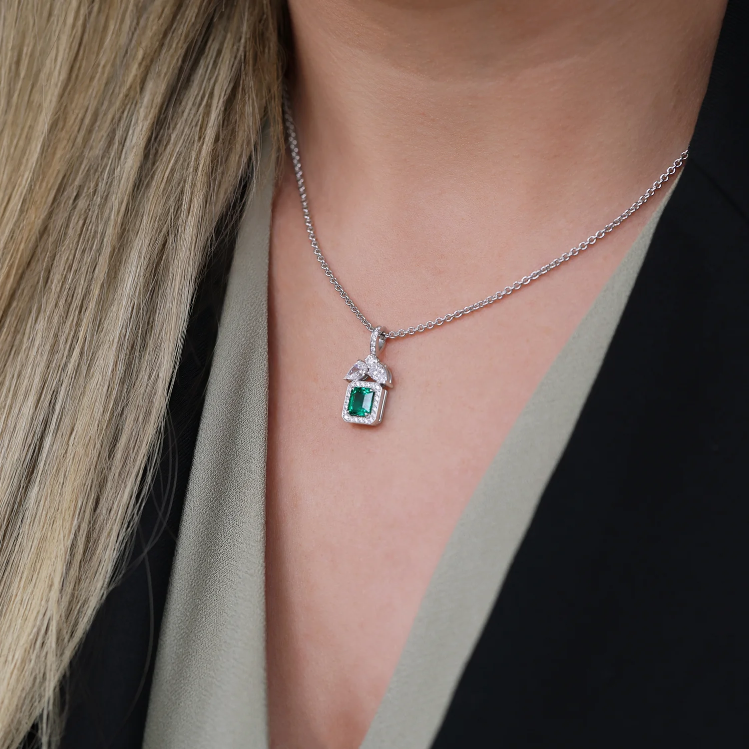 18ct White Gold Emerald And Diamond Pendant - Image 2