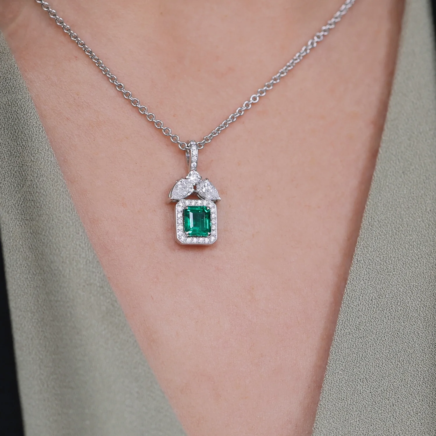 18ct White Gold Emerald And Diamond Pendant - Image 3