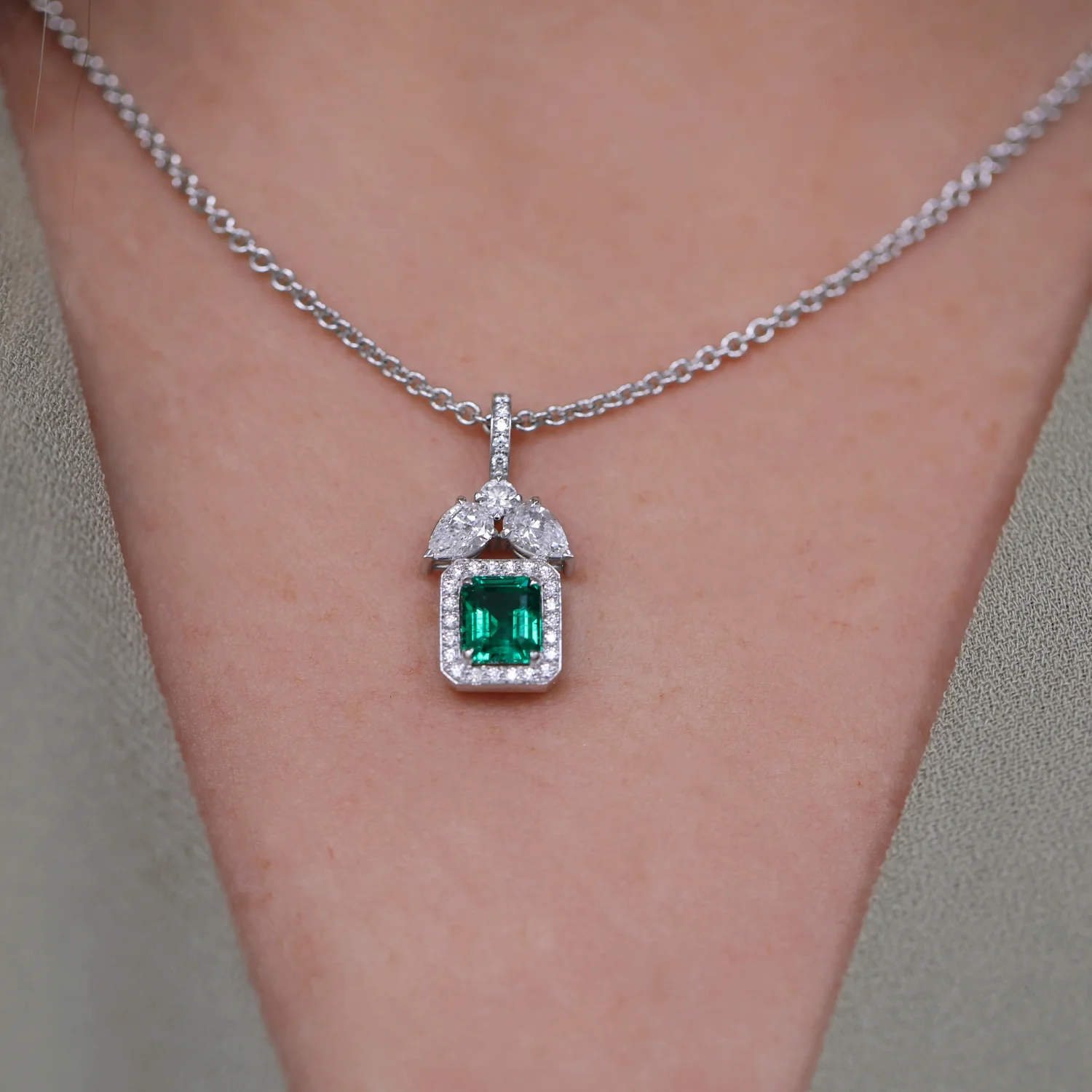 18ct White Gold Emerald And Diamond Pendant - Image 4
