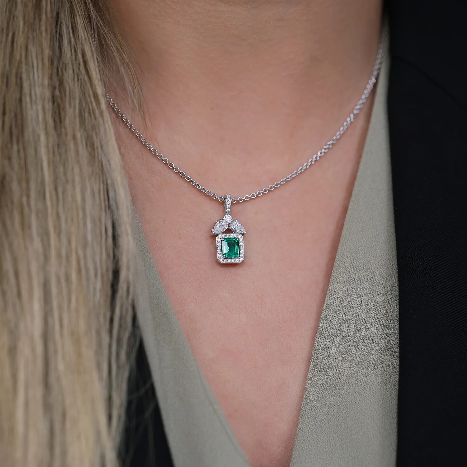 18ct White Gold Emerald And Diamond Pendant - Image 5