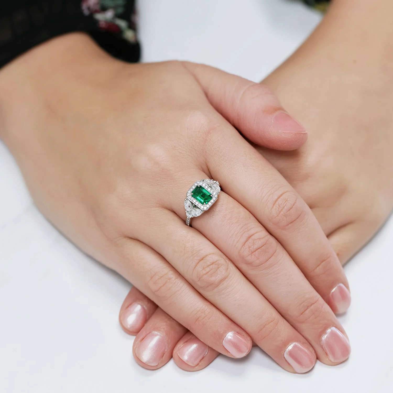 18ct White Gold Emerald And Diamond Ring - Image 2