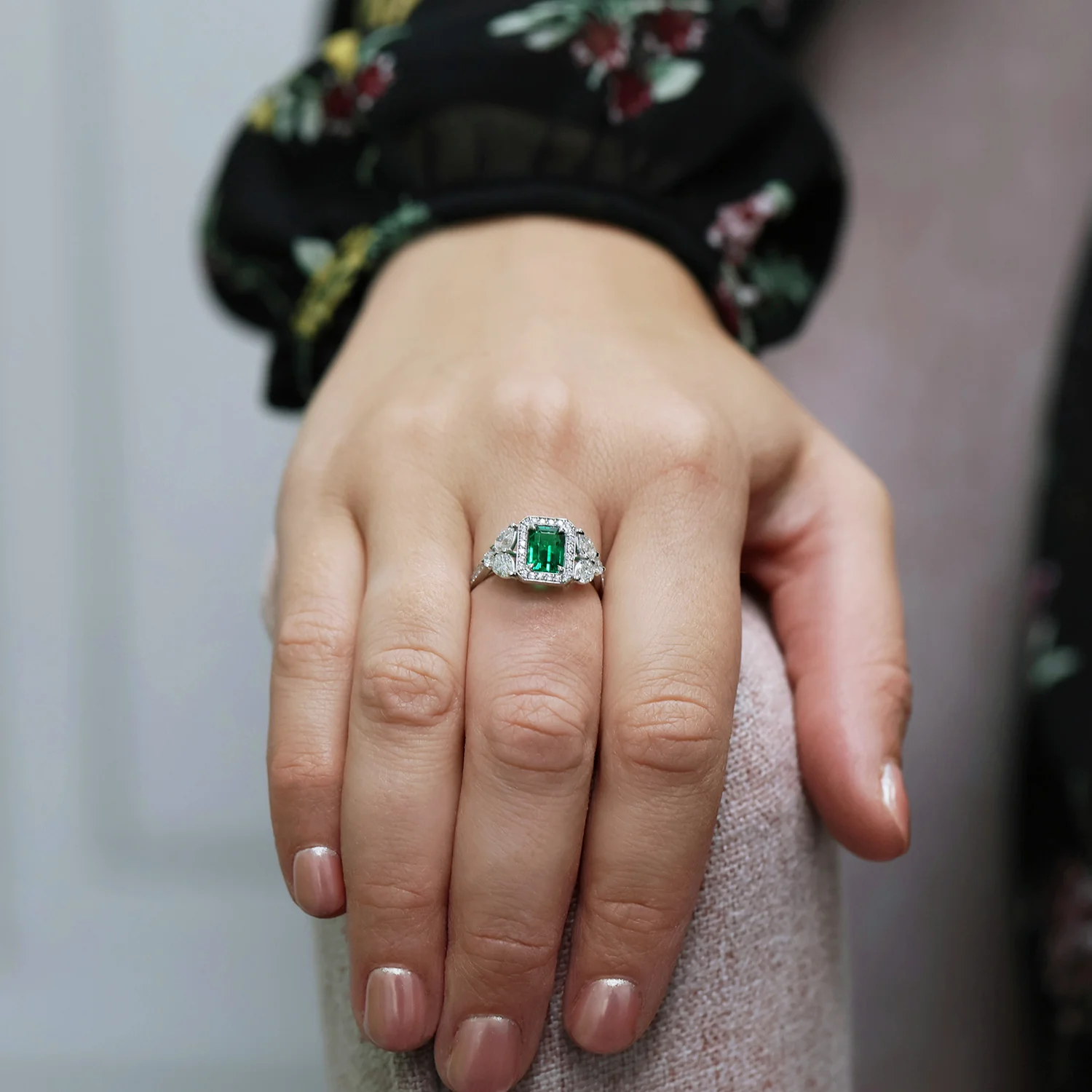 18ct White Gold Emerald And Diamond Ring - Image 3