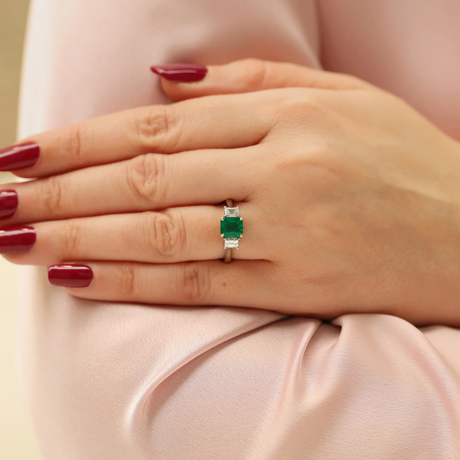 18ct White Gold Emerald And Diamond Three Stone Ring - Image 3