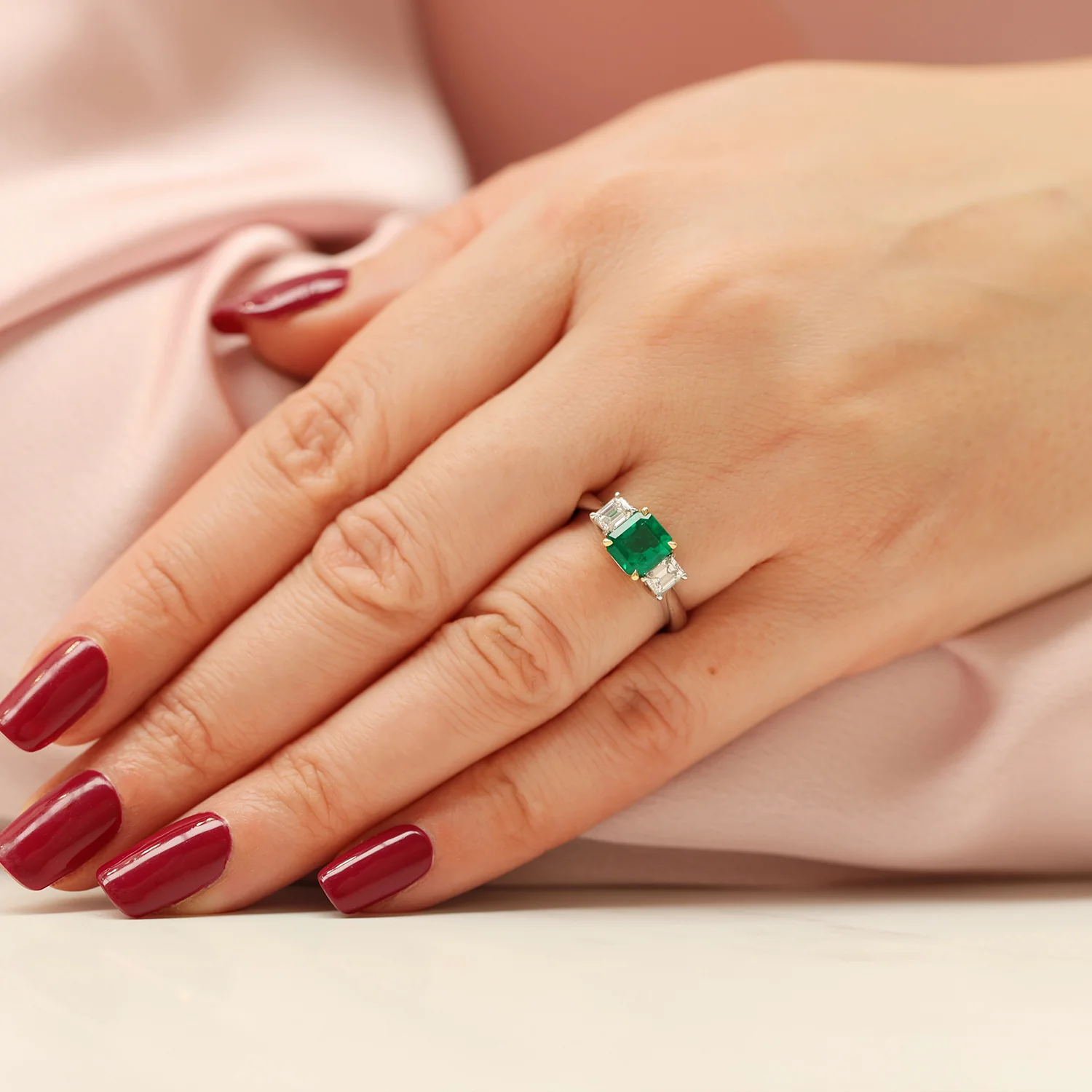 18ct White Gold Emerald And Diamond Three Stone Ring - Image 4
