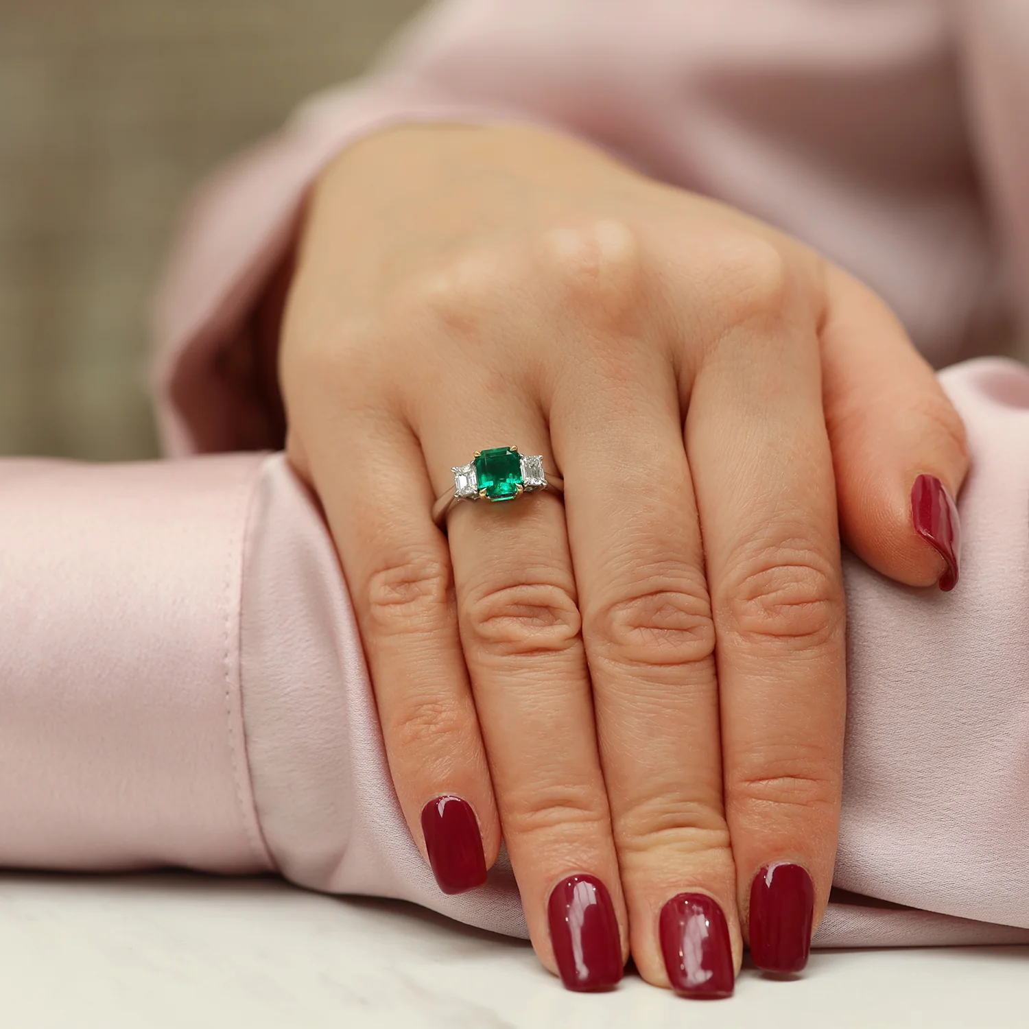 18ct White Gold Emerald And Diamond Three Stone Ring - Image 5