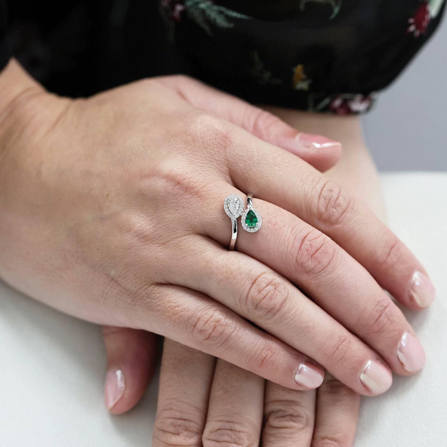 18ct White Gold Toi et Moi Emerald And Diamond Two Stone Ring - Image 2