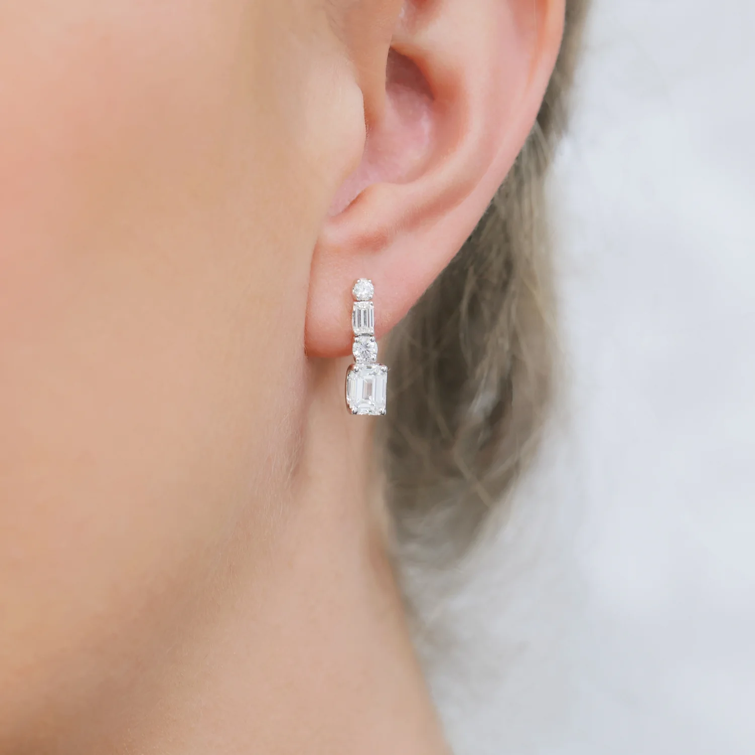 18ct White Gold Emerald & Round Brilliant Cut Diamond Drop Earrings - Image 2