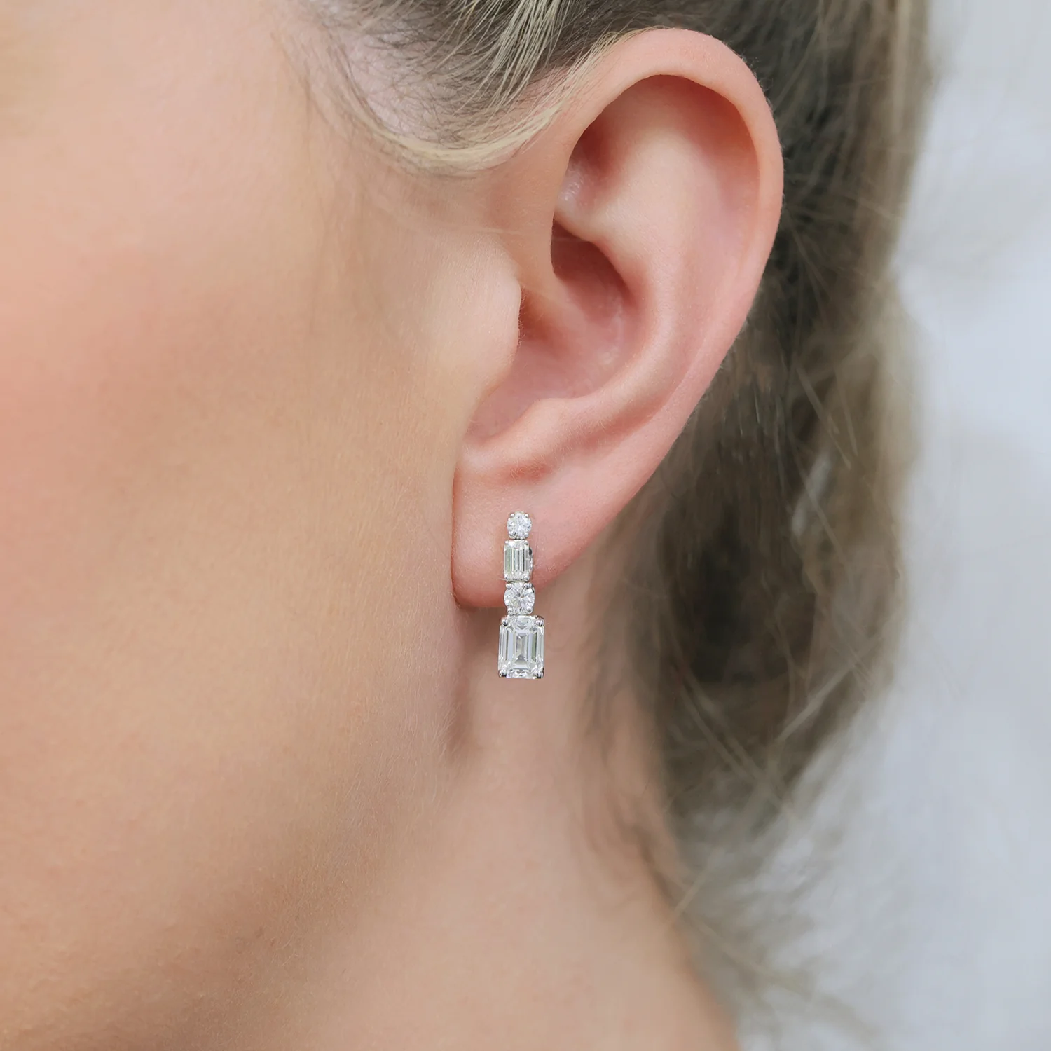 18ct White Gold Emerald & Round Brilliant Cut Diamond Drop Earrings - Image 3