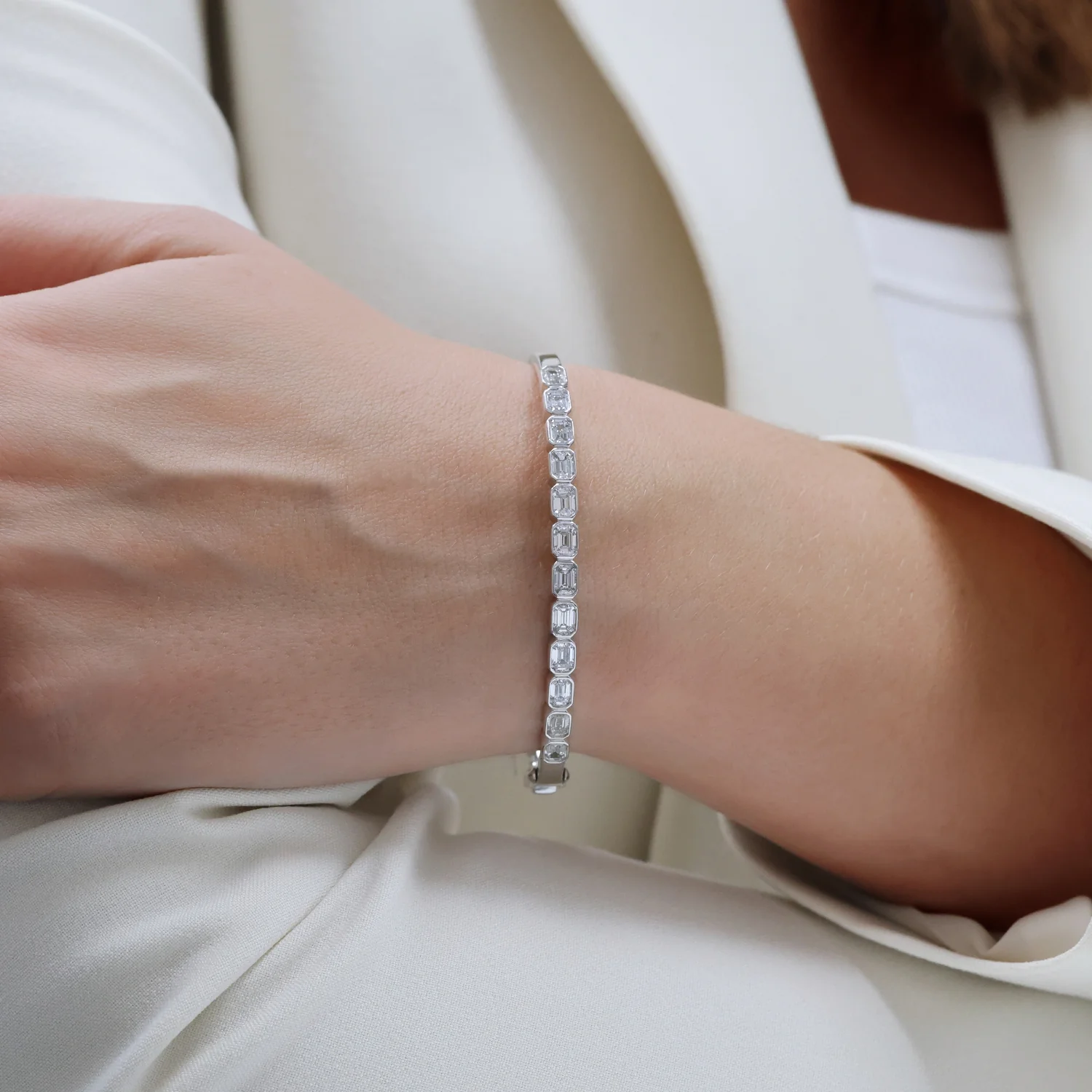 18ct White Gold Emerald Cut Diamond Rub Over Set Bangle - Image 2