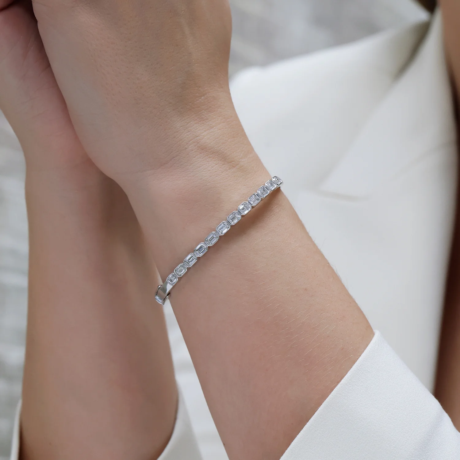 18ct White Gold Emerald Cut Diamond Rub Over Set Bangle - Image 3