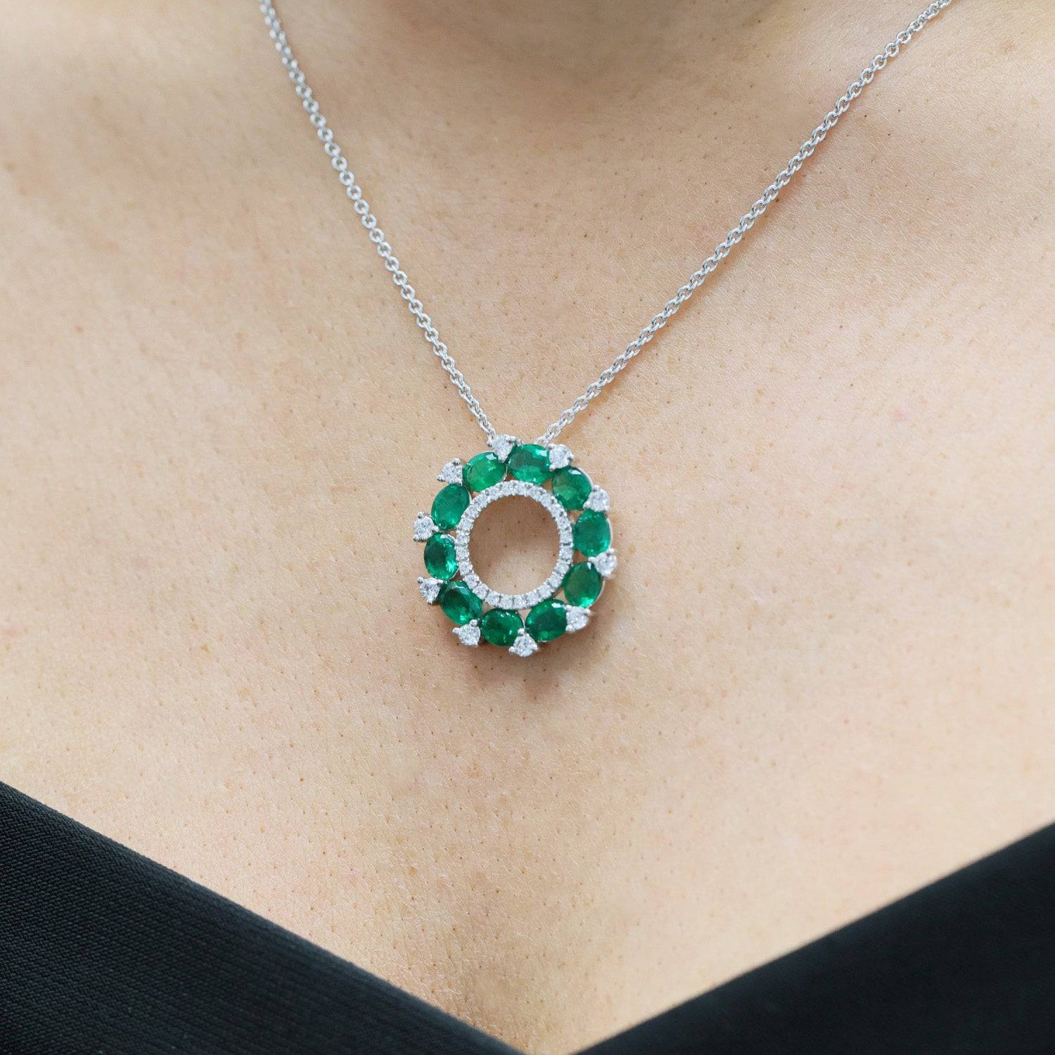 18ct White Gold Emerald & Diamond Open Circle Pendant - Image 2