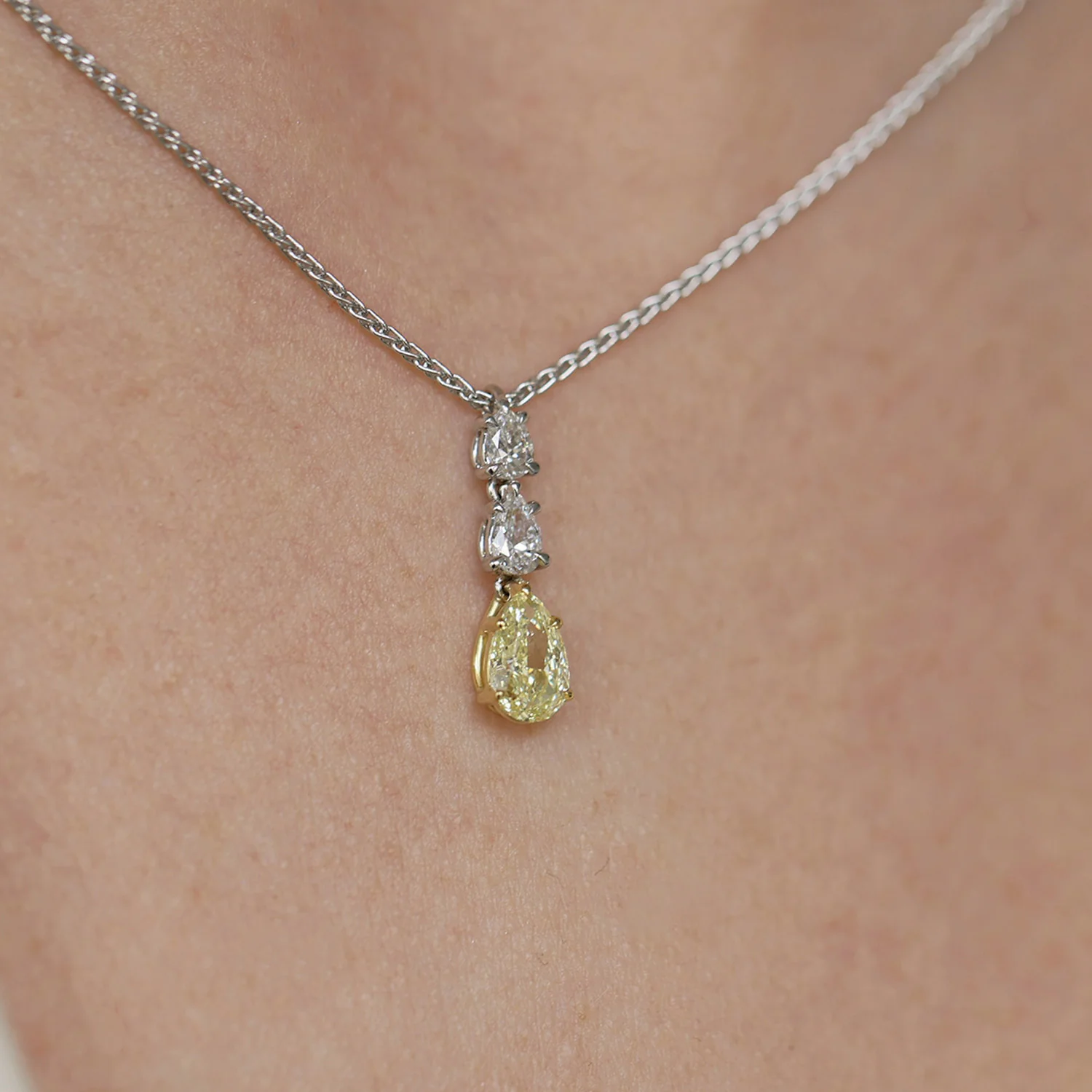 18ct White Gold Fancy Yellow & White Diamond Pear Cut Drop Pendant - Image 3