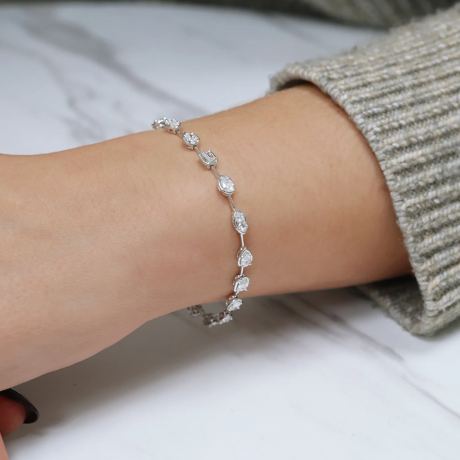 18ct White Gold Mixed Cut Diamond Tennis Bracelet - Image 3