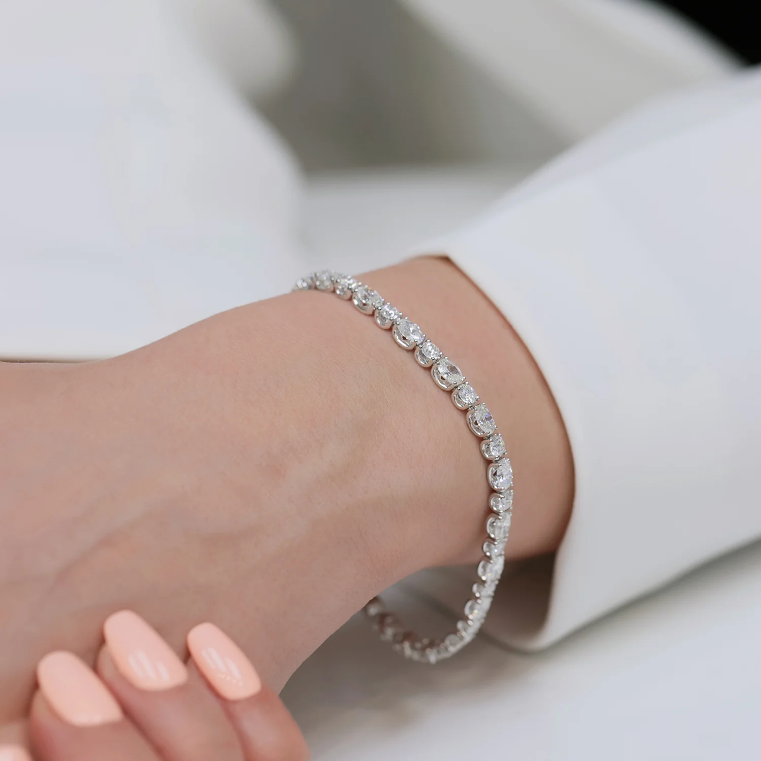 18ct White Gold Oval And Round Brilliant Cut Diamond Claw Set Tennis Bracelet - Image 2
