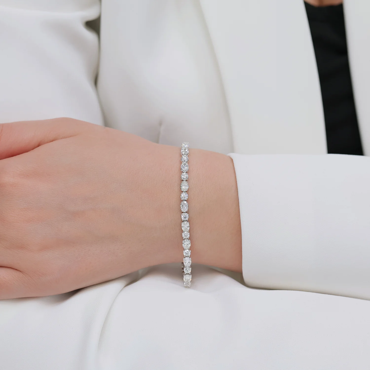 18ct White Gold Oval And Round Brilliant Cut Diamond Claw Set Tennis Bracelet - Image 3