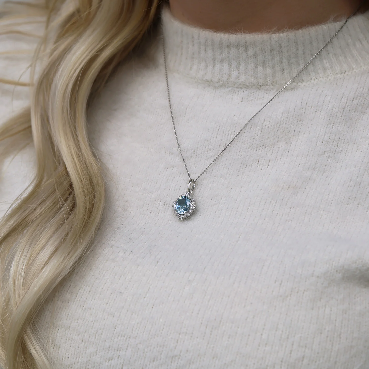 18ct White Gold Oval Cut Aquamarine And Diamond Cluster Pendant - Image 2
