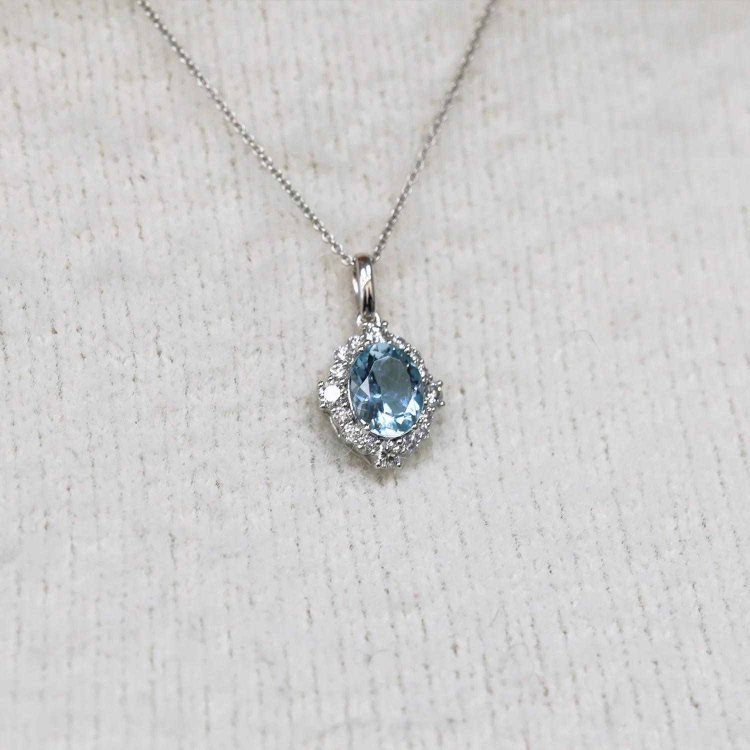 18ct White Gold Oval Cut Aquamarine And Diamond Cluster Pendant - Image 3