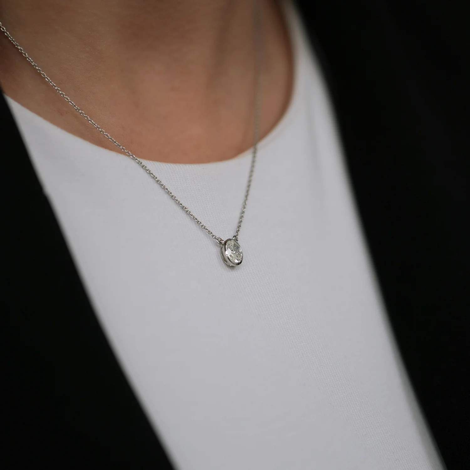 18ct White Gold Oval Cut Diamond 0.80ct Rub Over Pendant - Image 2