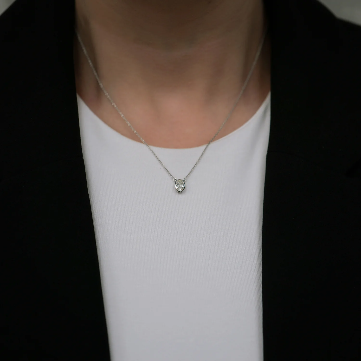 18ct White Gold Oval Cut Diamond 0.80ct Rub Over Pendant - Image 3