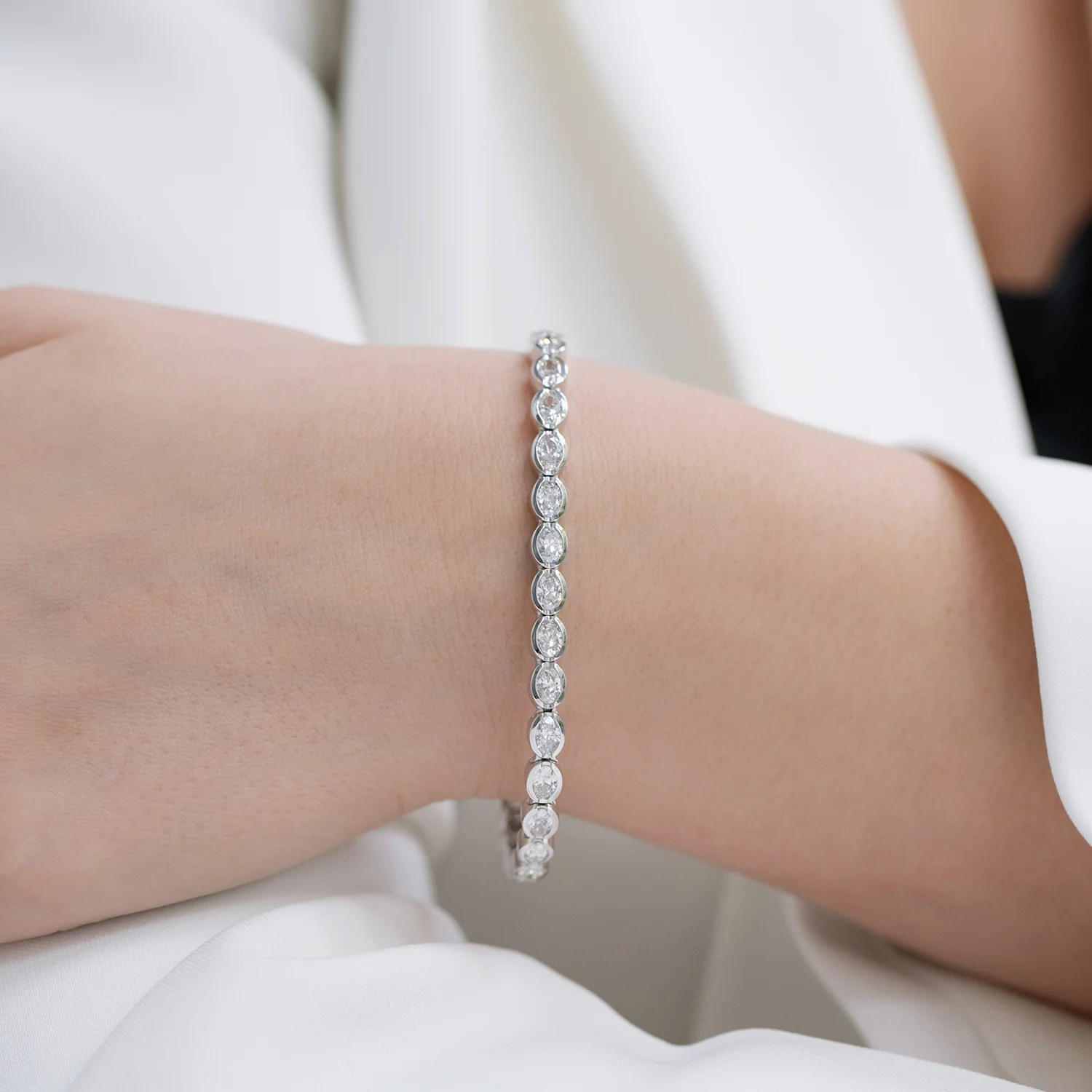 18ct White Gold Oval Cut Diamond Rub Over Set Tennis Bracelet - Image 3