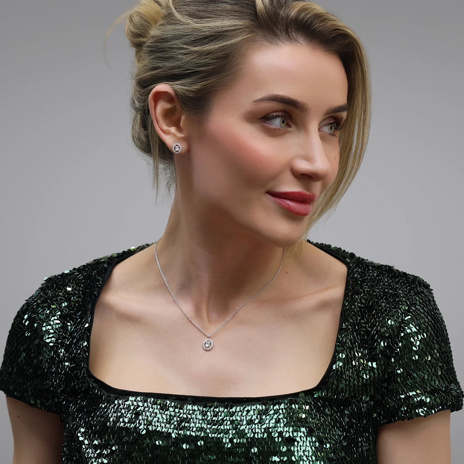 18ct White Gold Oval Diamond Halo Pendant - Image 3