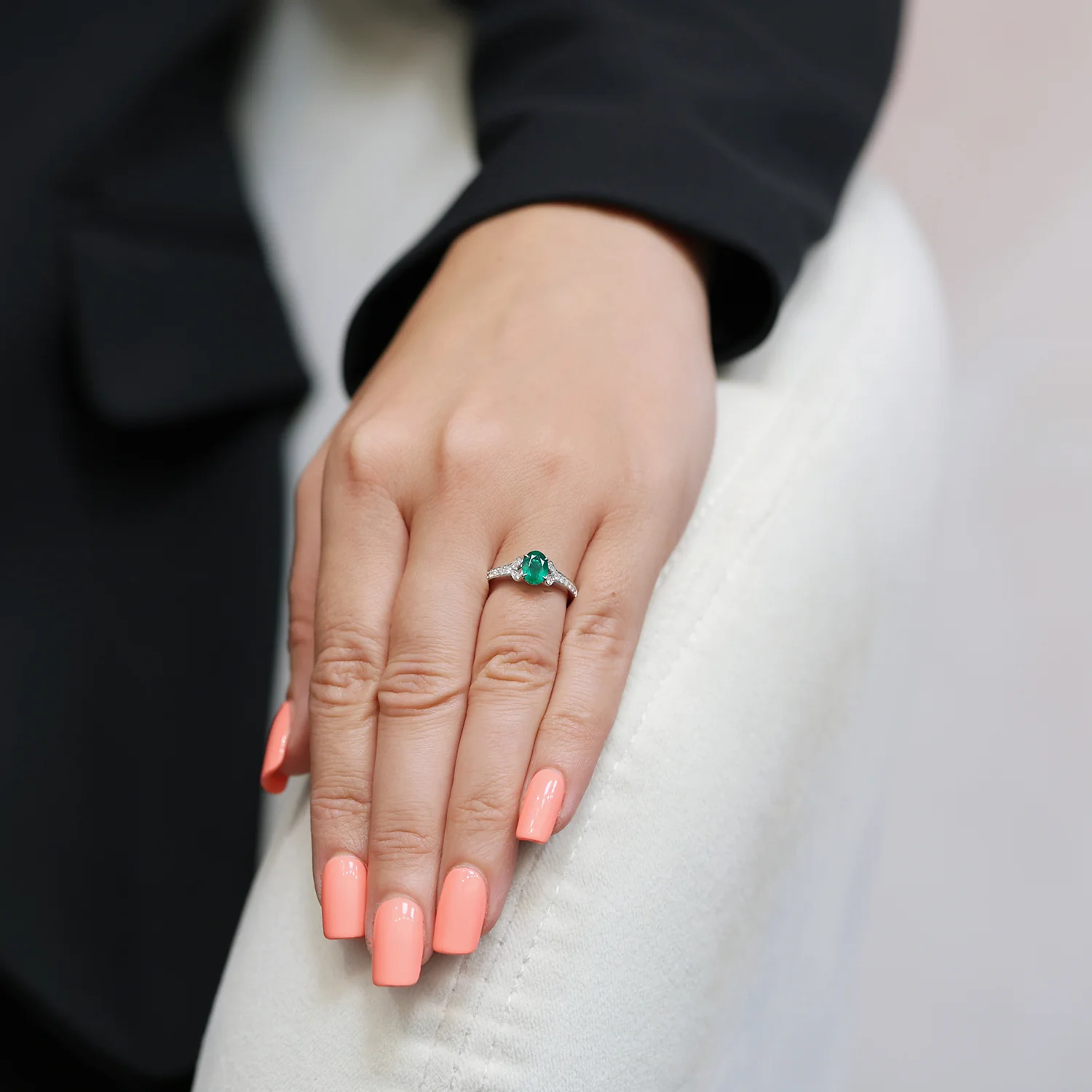 18ct White Gold Oval Emerald Ring With Diamond Set Shoulders - Image 2