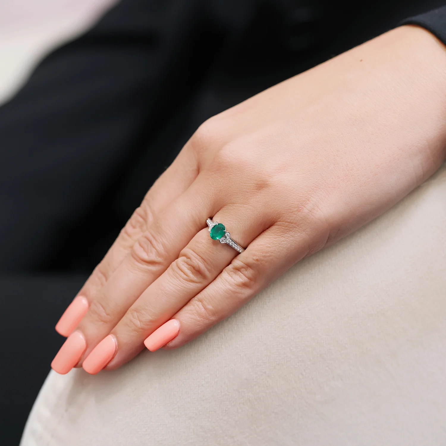 18ct White Gold Oval Emerald Ring With Diamond Set Shoulders - Image 3