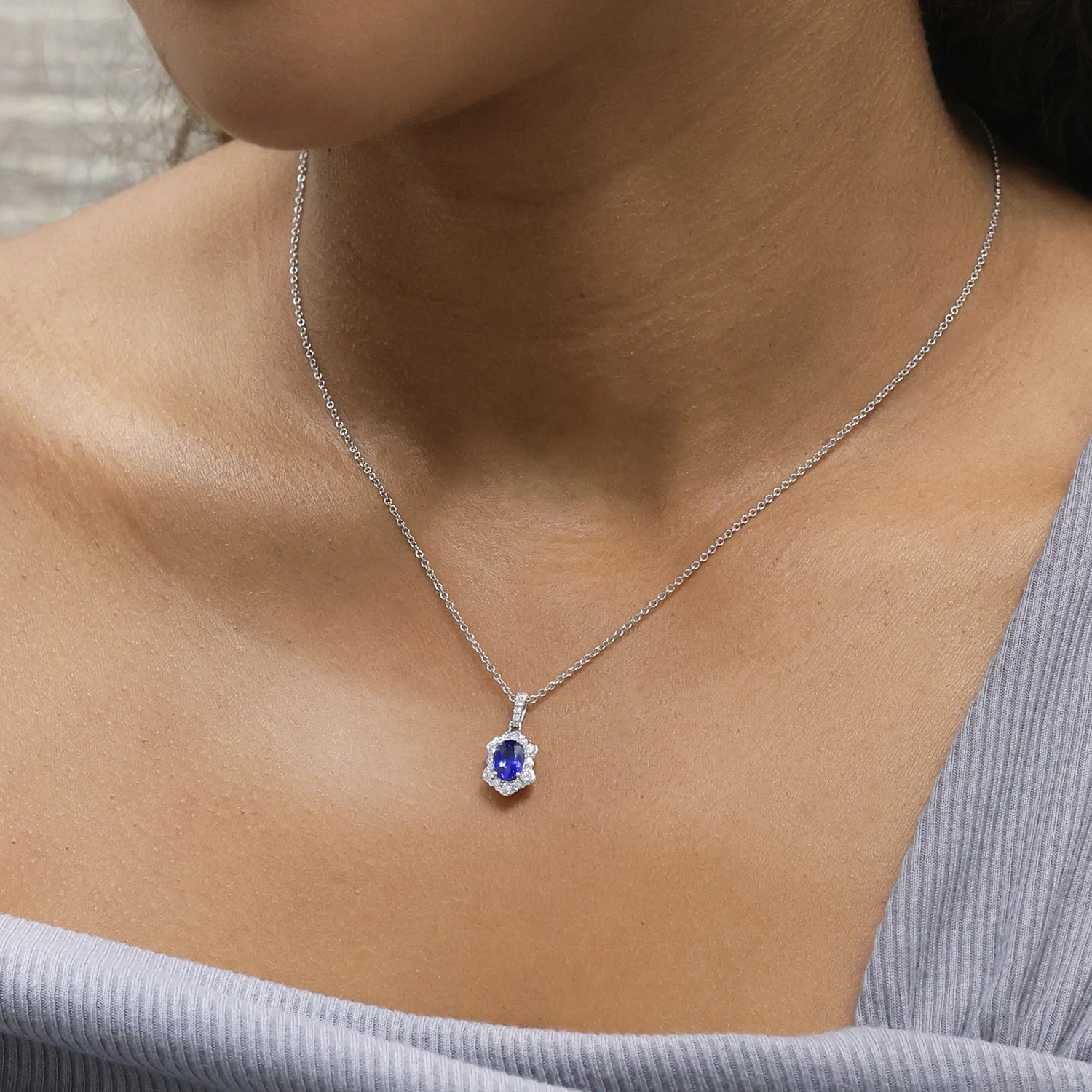 18ct White Gold Oval Sapphire And Diamond Fancy Cluster Pendant - Image 3