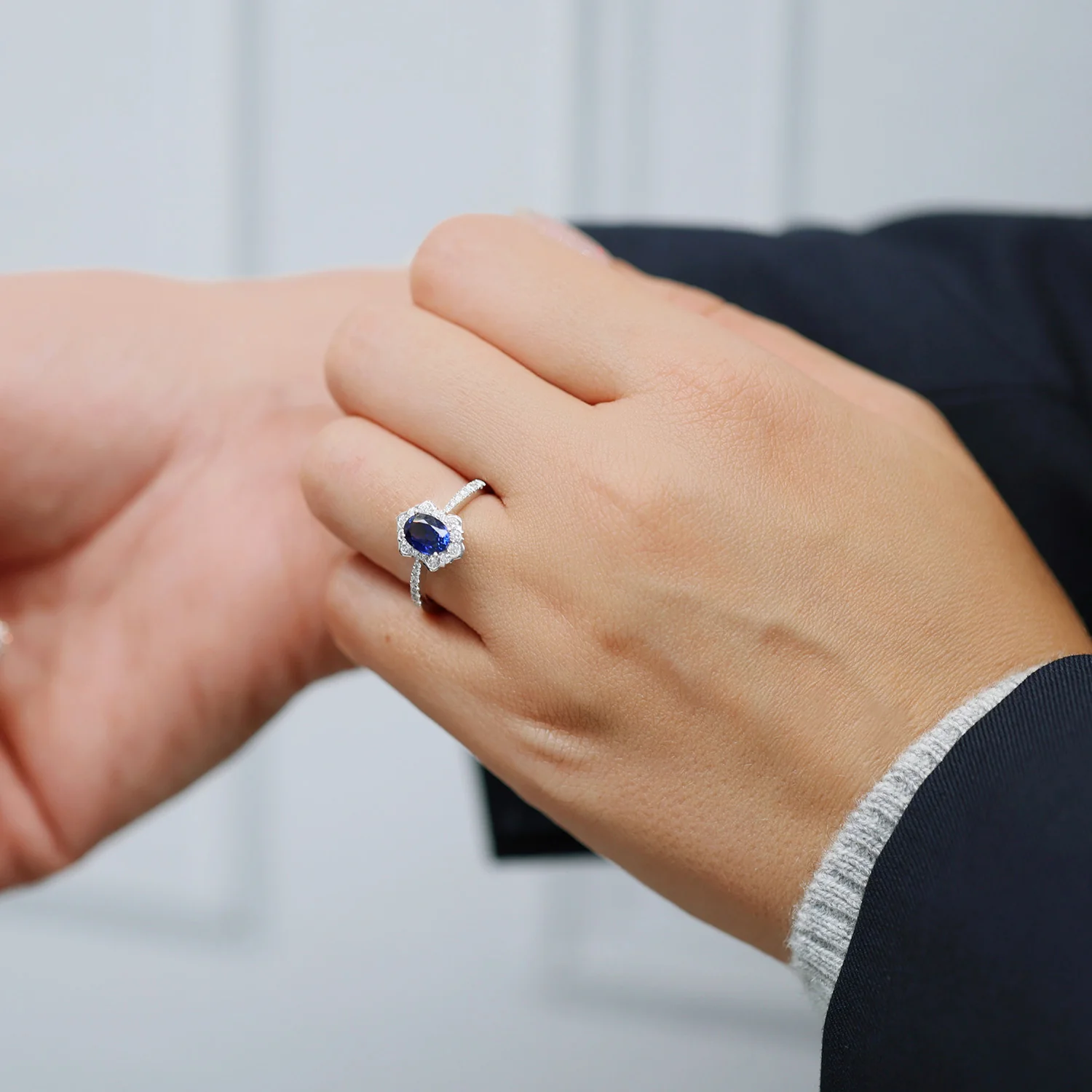 18ct White Gold Oval Sapphire And Diamond Fancy Cluster Ring With Diamond Shoulders - Image 2