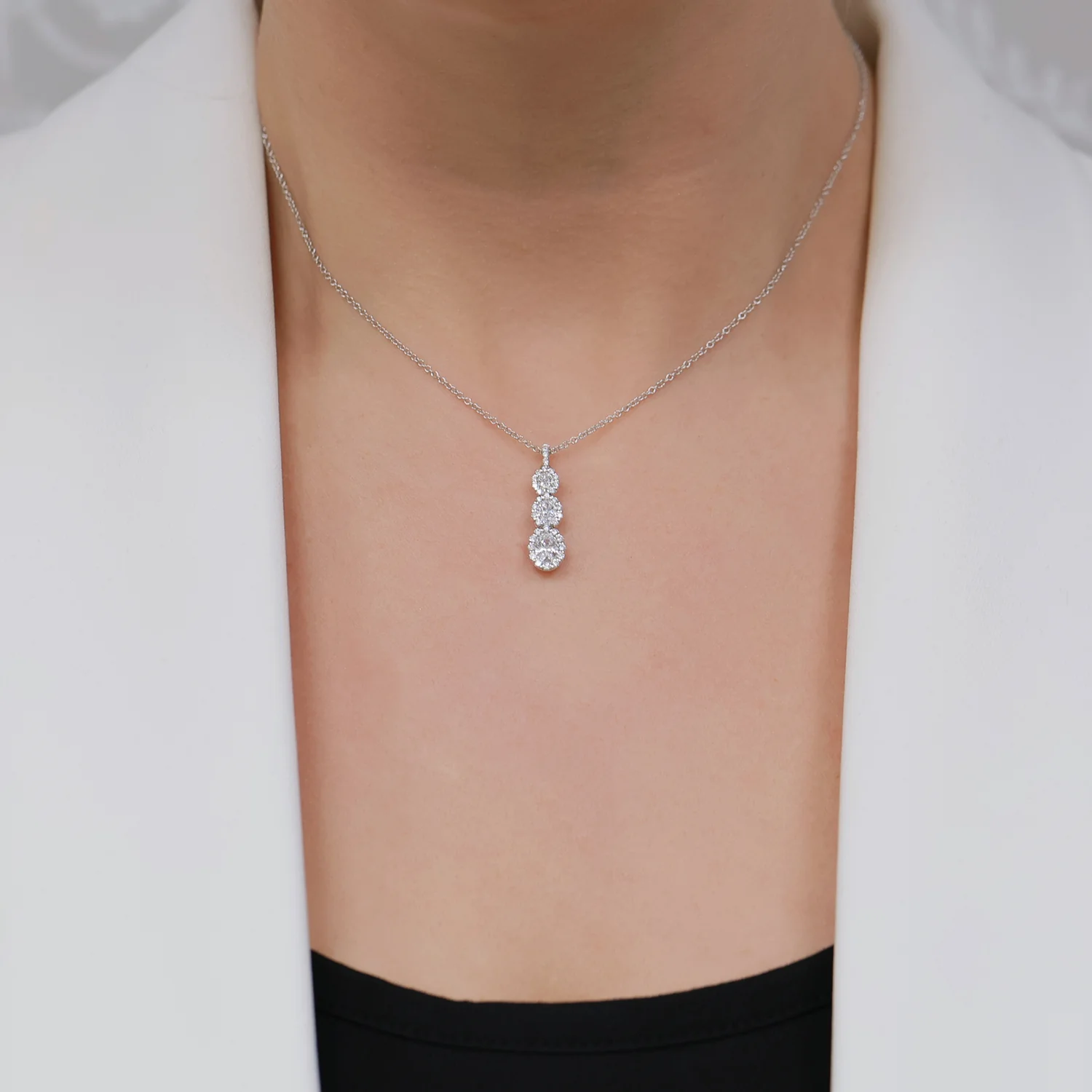 18ct White Gold Oval Diamond Drop Pendant - Image 2