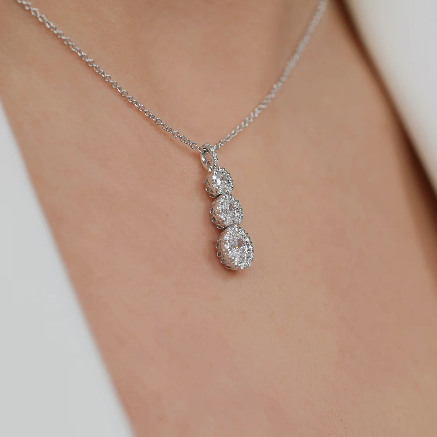 18ct White Gold Oval Diamond Drop Pendant - Image 3
