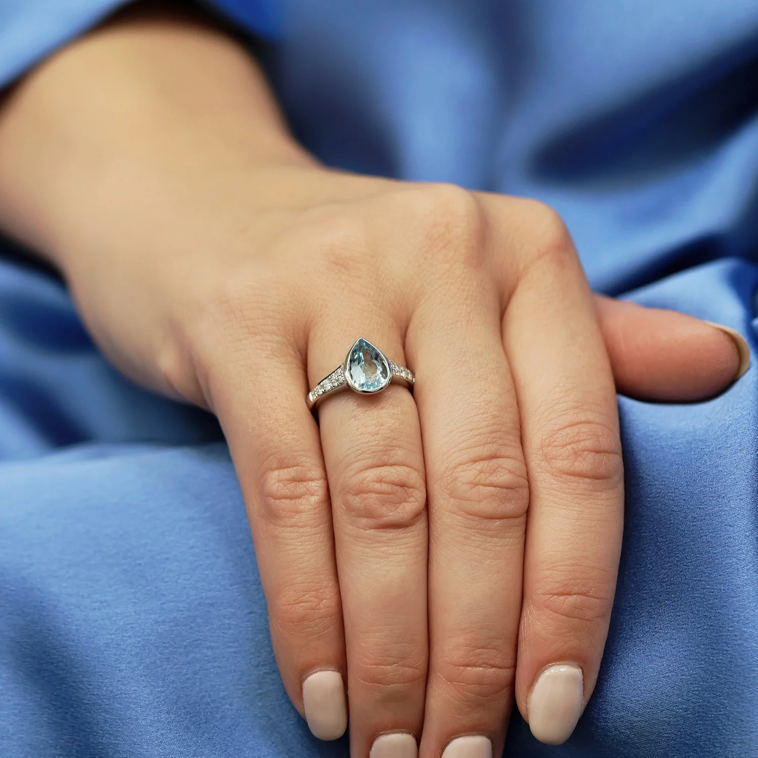 18ct White Gold Pear Cut Aquamarine Ring With Diamond Set Shoulders - Image 3