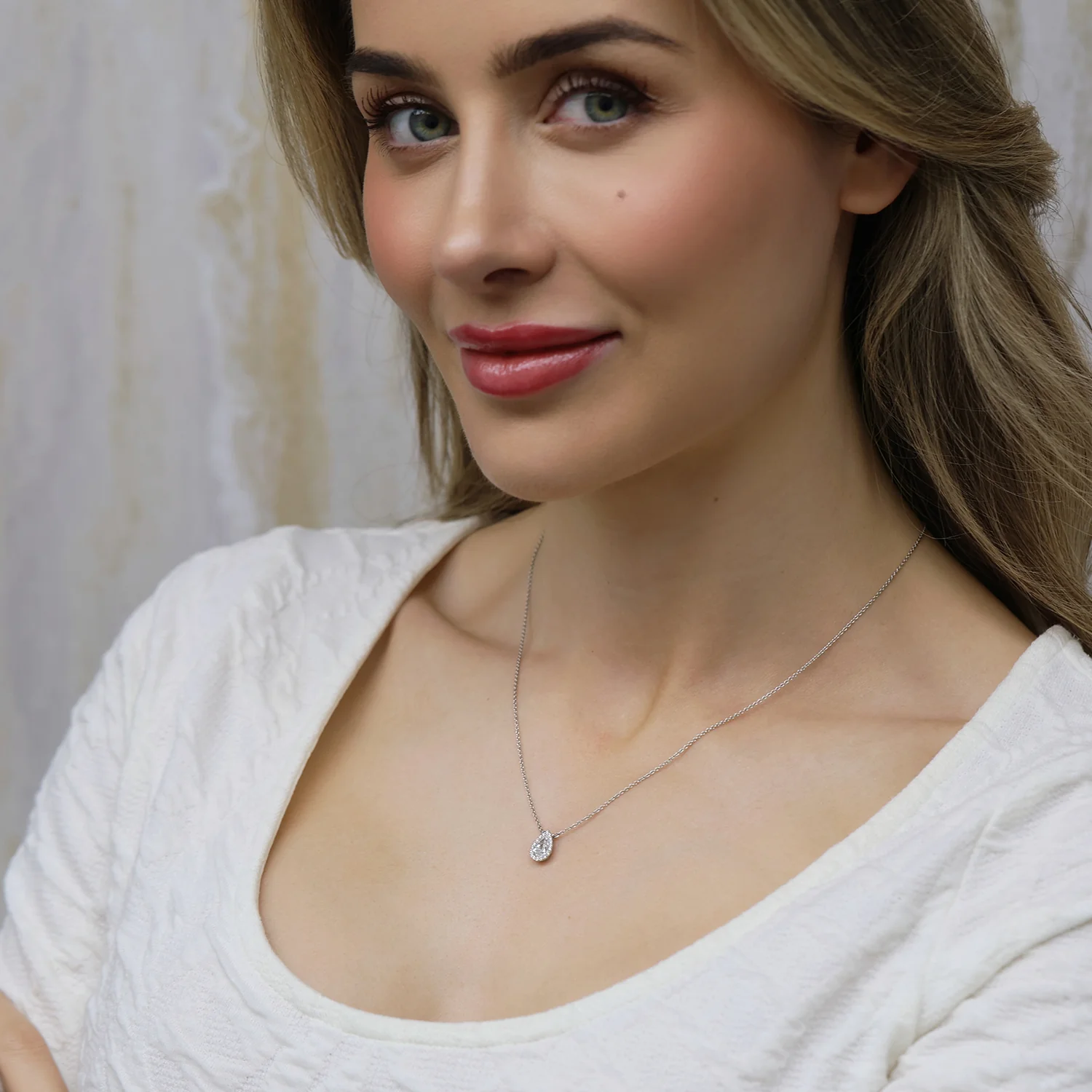 18ct White Gold Pear Cut Diamond 0.80ct Rub Over Halo Pendant - Image 2
