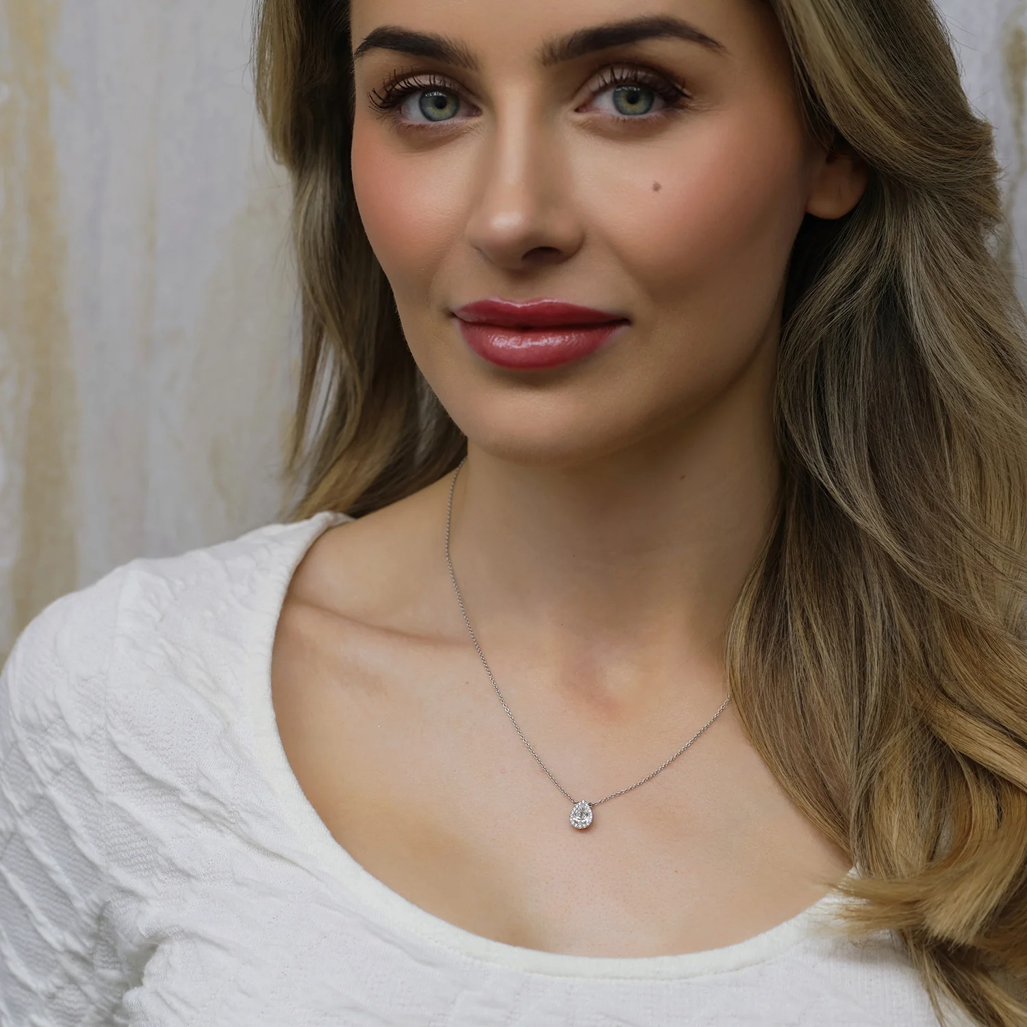 18ct White Gold Pear Cut Diamond 0.80ct Rub Over Halo Pendant - Image 3