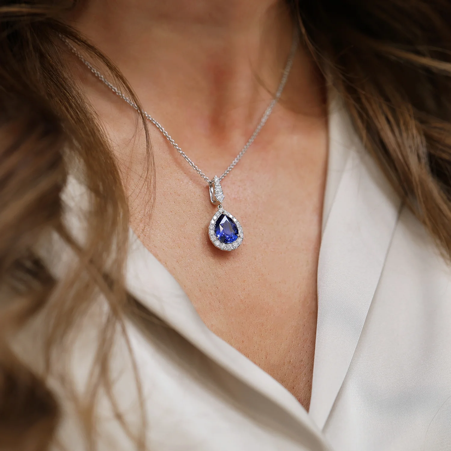 18ct White Gold Pear Cut Sapphire And Diamond Halo Pendant - Image 2