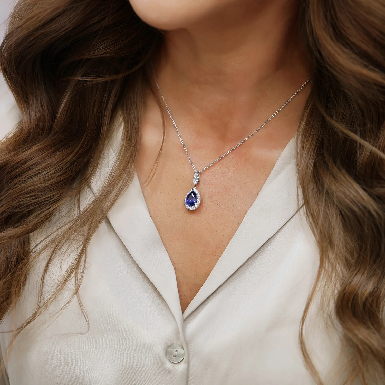 18ct White Gold Pear Cut Sapphire And Diamond Halo Pendant - Image 3