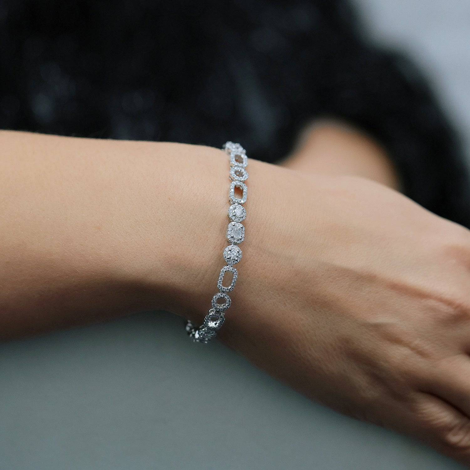 18ct White Gold Round Brilliant Cut And Baguette Cut Diamond Open Link Bracelet - Image 2